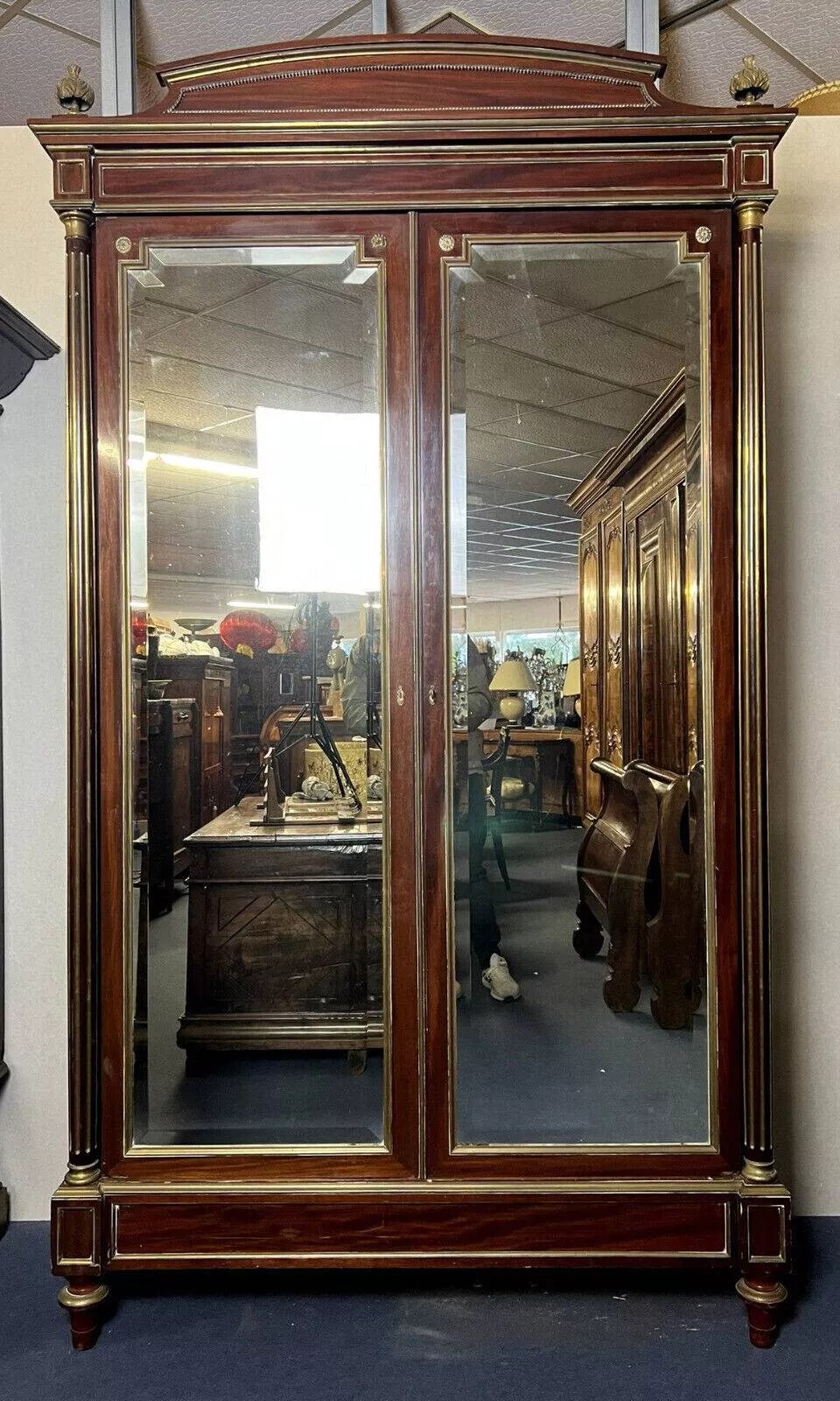 Armoire a glaces Louis XVI Parisienne en acajou et bronzes dorés vers