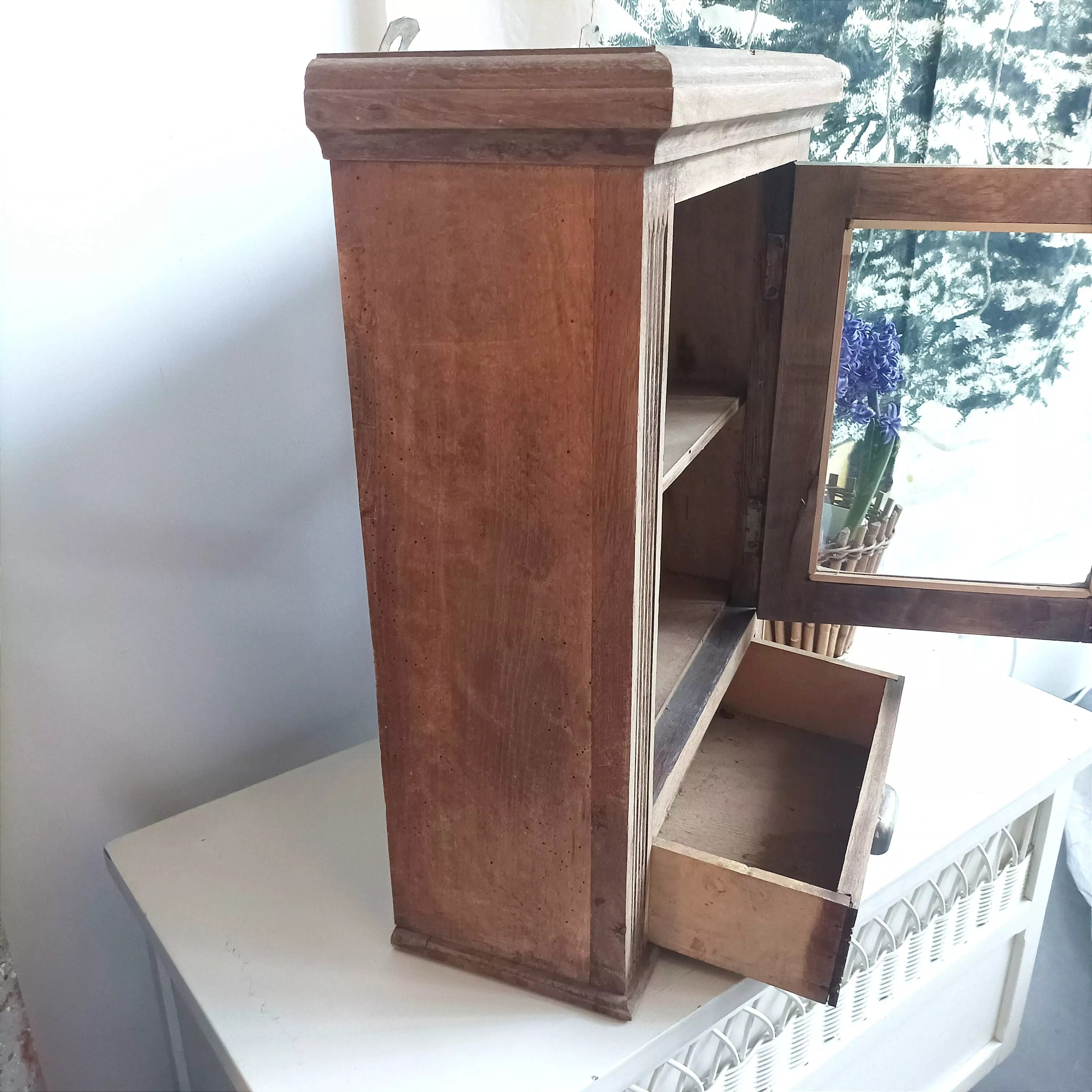 Armoire murale vitrée ancienne Selency