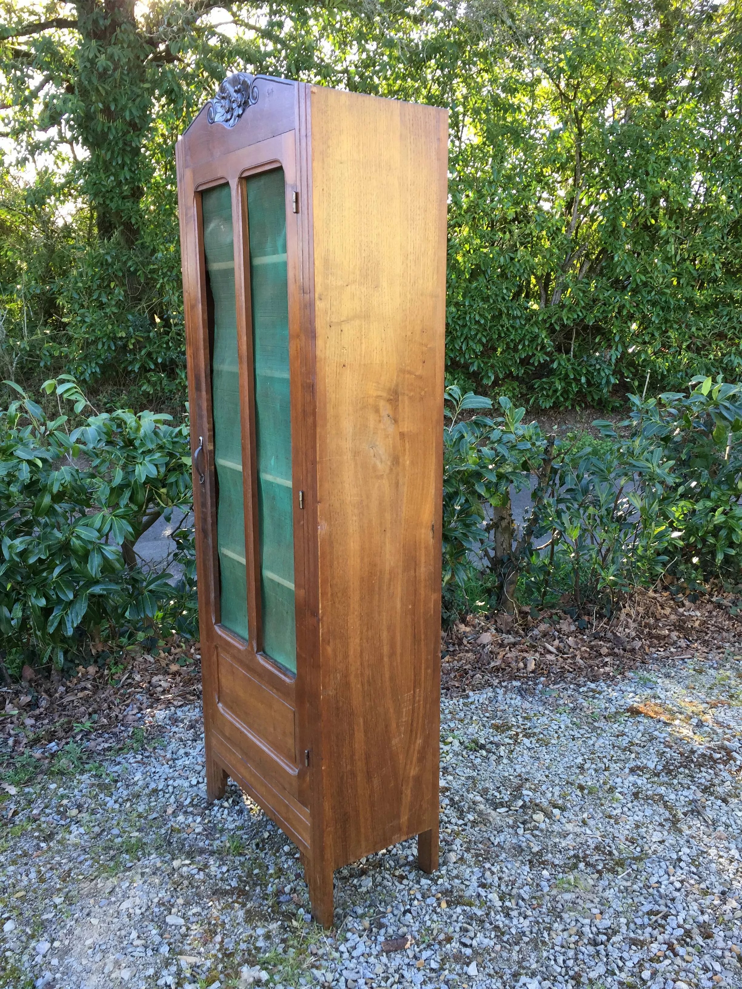 Armoire vintage grillagée en chêne massif rococo d’époque