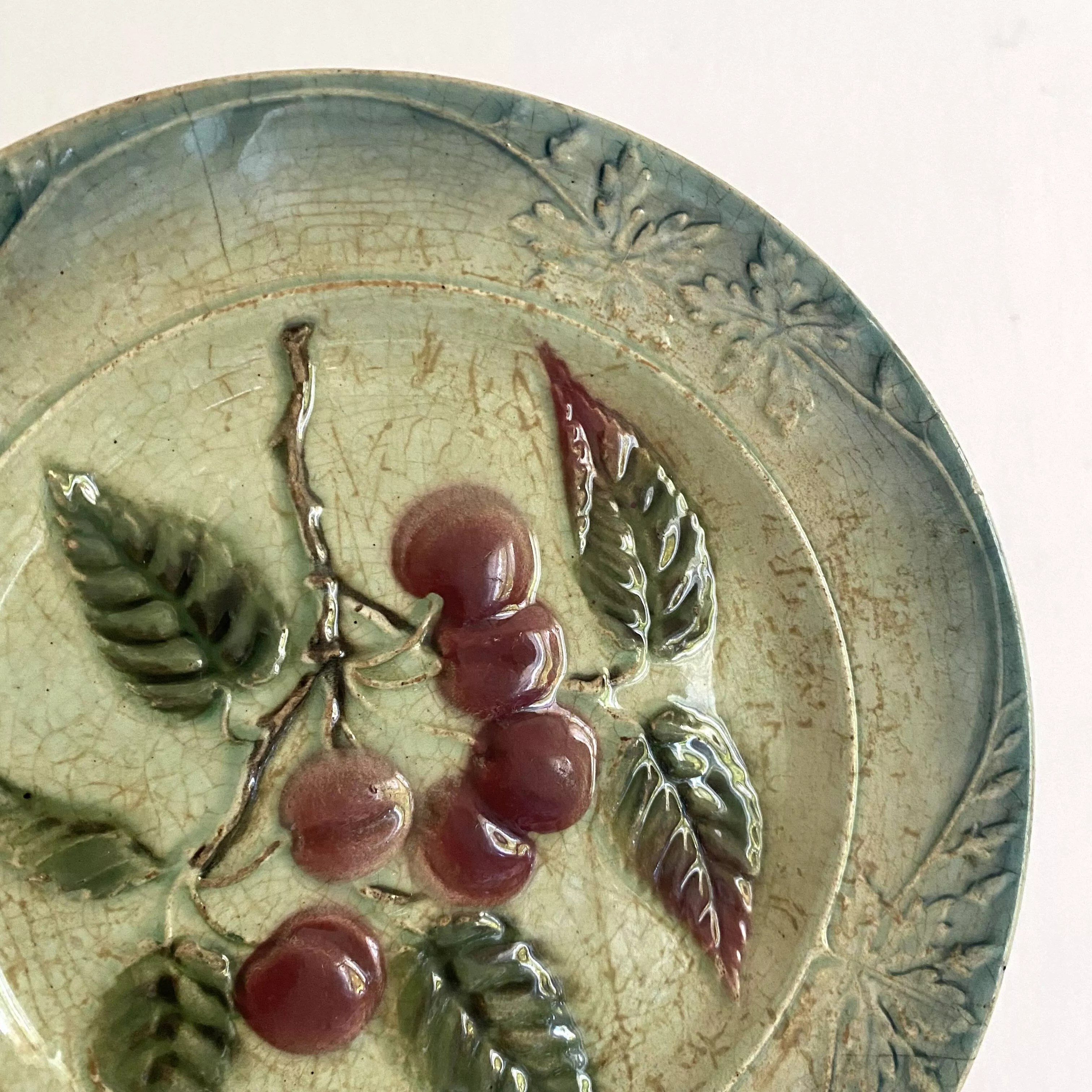 Assiette en barbotine cerises St Amand Selency