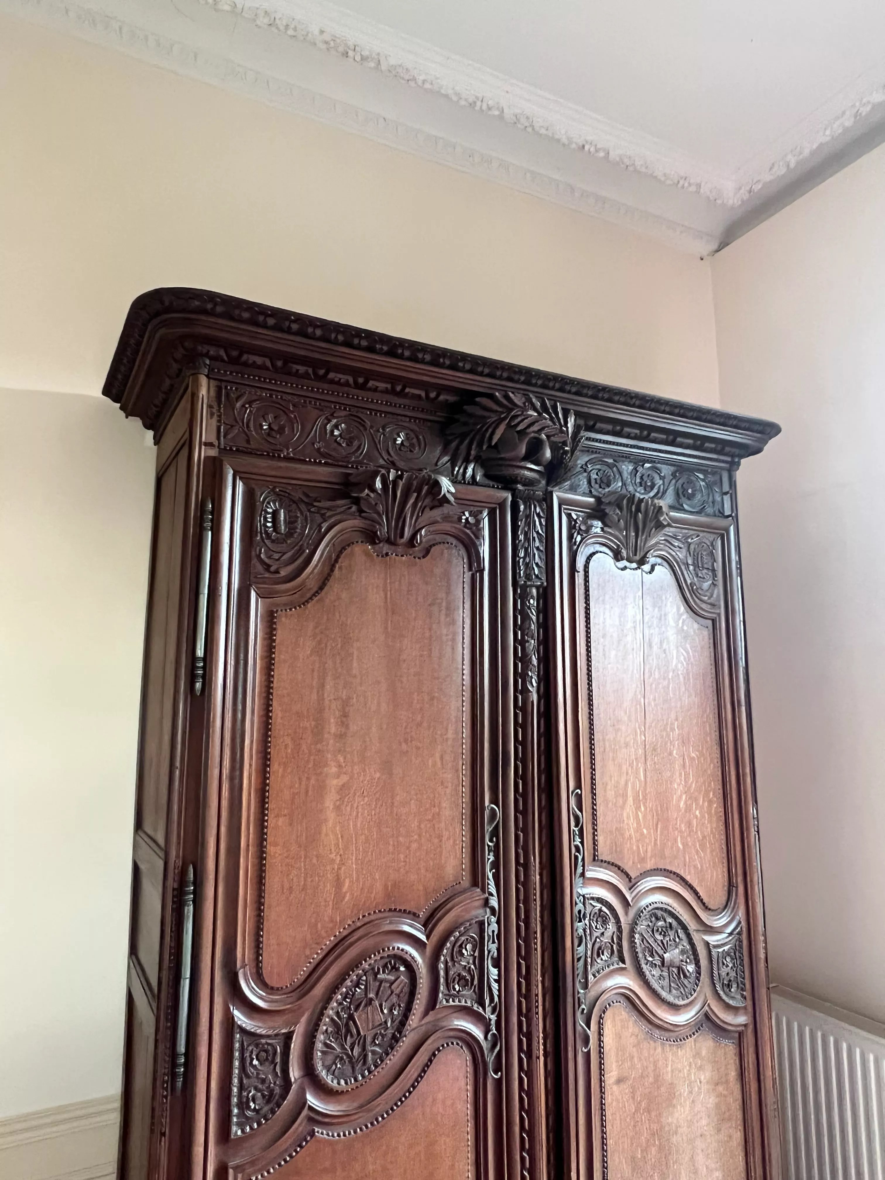 Ancienne armoire normande en chêne massif et sculpté du XIXe siècle