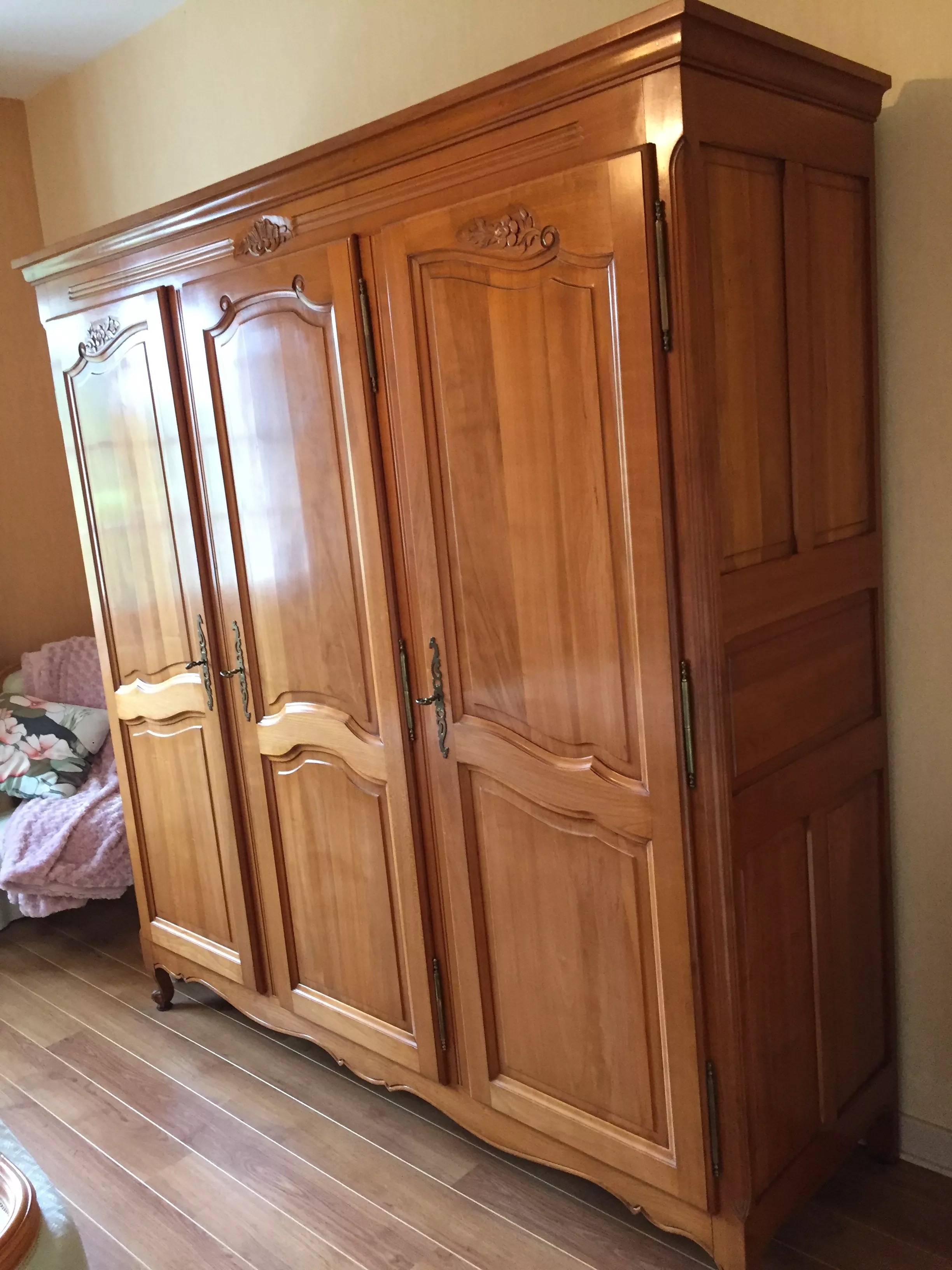 Armoire 3 portes merisier style Louis XV parfait état Selency