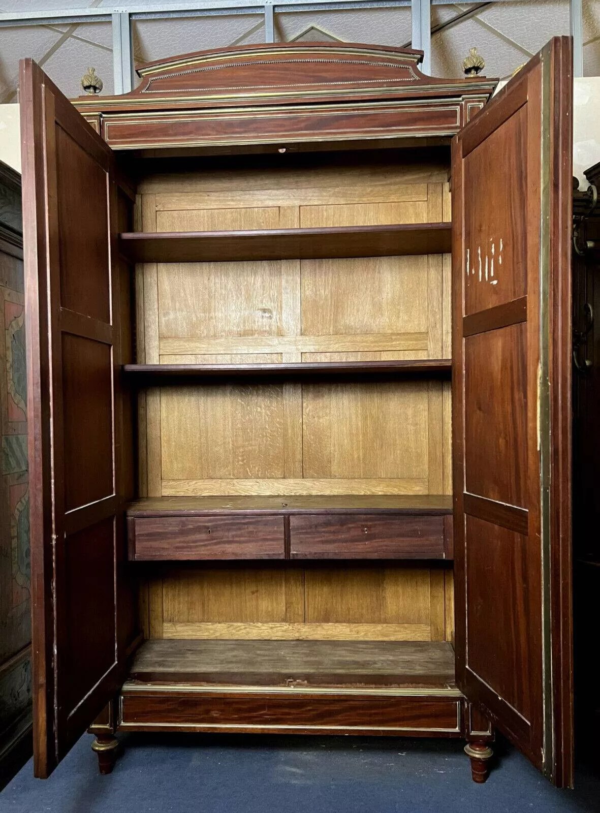 Armoire a glaces Louis XVI Parisienne en acajou et bronzes dorés vers