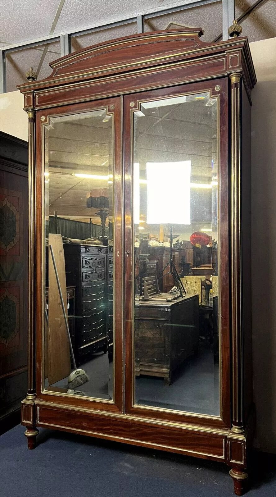 Armoire a glaces Louis XVI Parisienne en acajou et bronzes dorés vers