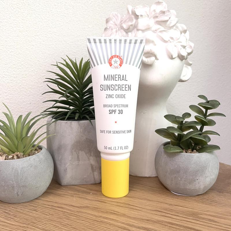 First Aid Beauty Mineral Sunscreen Zinc Oxide SPF 30 Hit