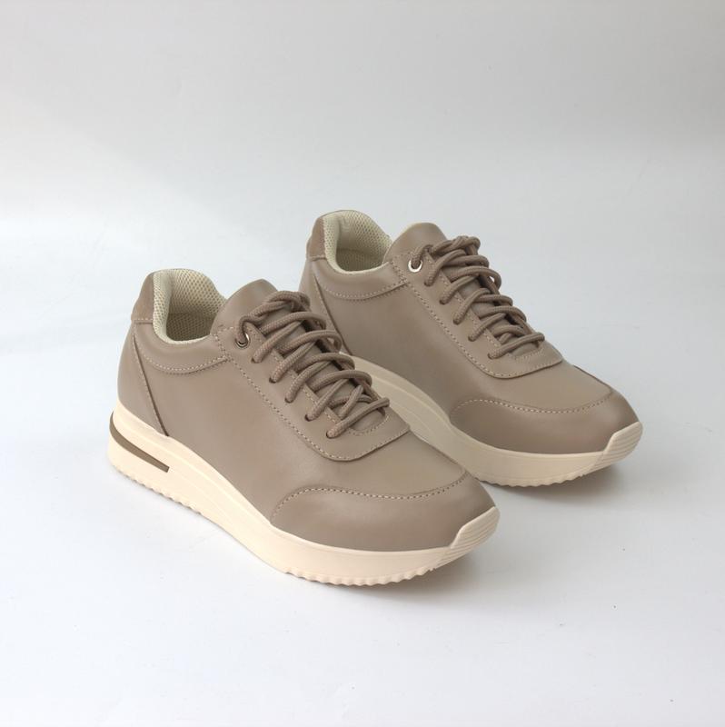 Легкие кроссовки кожа кеды повседневные цвет кофе с молоком женская