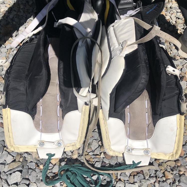 White Used 35" Bauer Reactor 4000X Goalie Leg Pads 200 on SidelineSwap