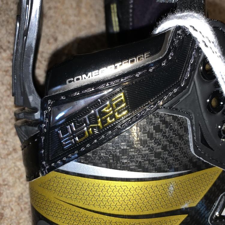 Senior Bauer Supreme ultrasonic Regular Width Size 8.5 Hockey Skates