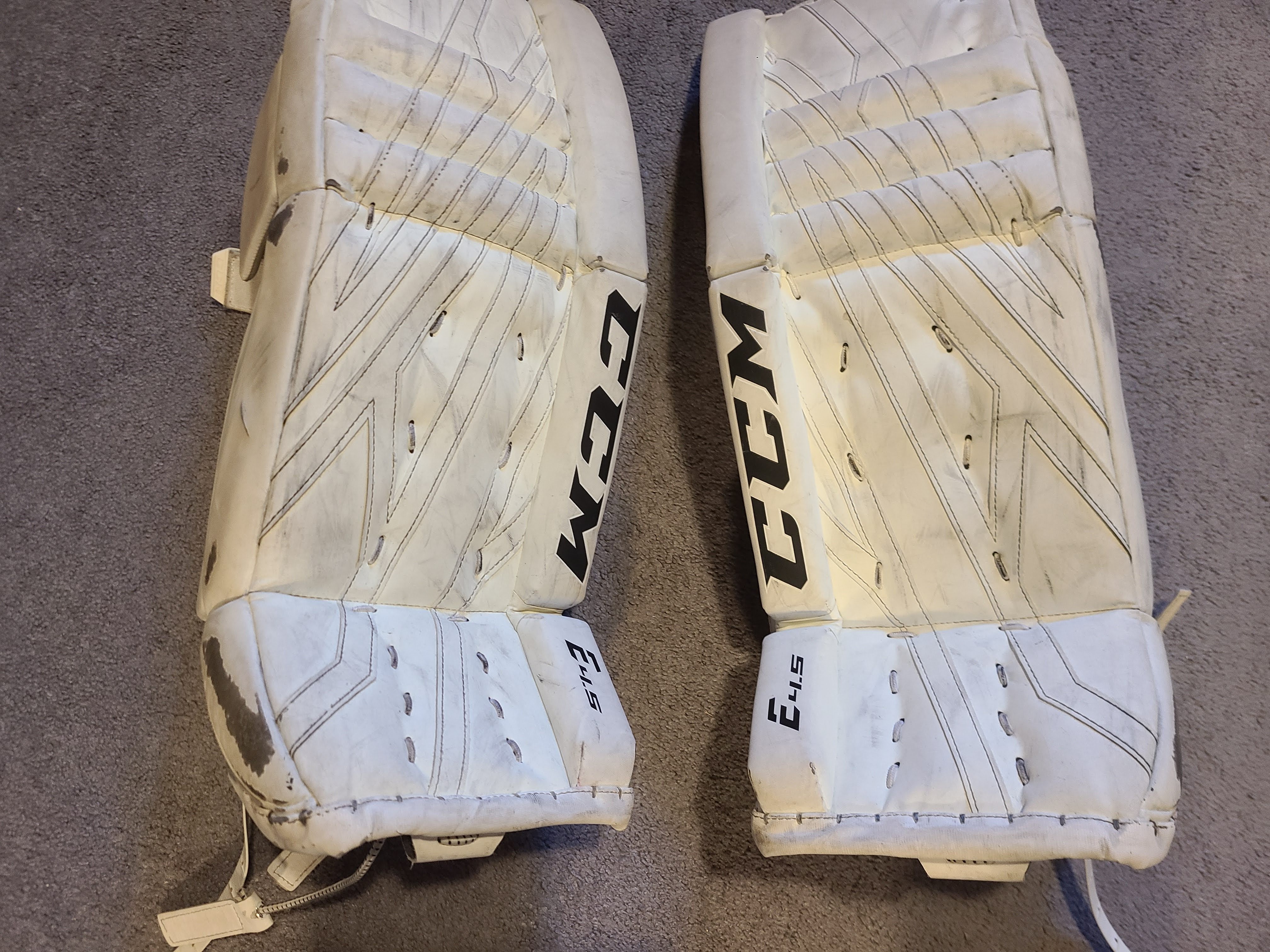 White Used Junior 28 + 1 " CCM Extreme Flex E4.5 Goalie Leg Pads