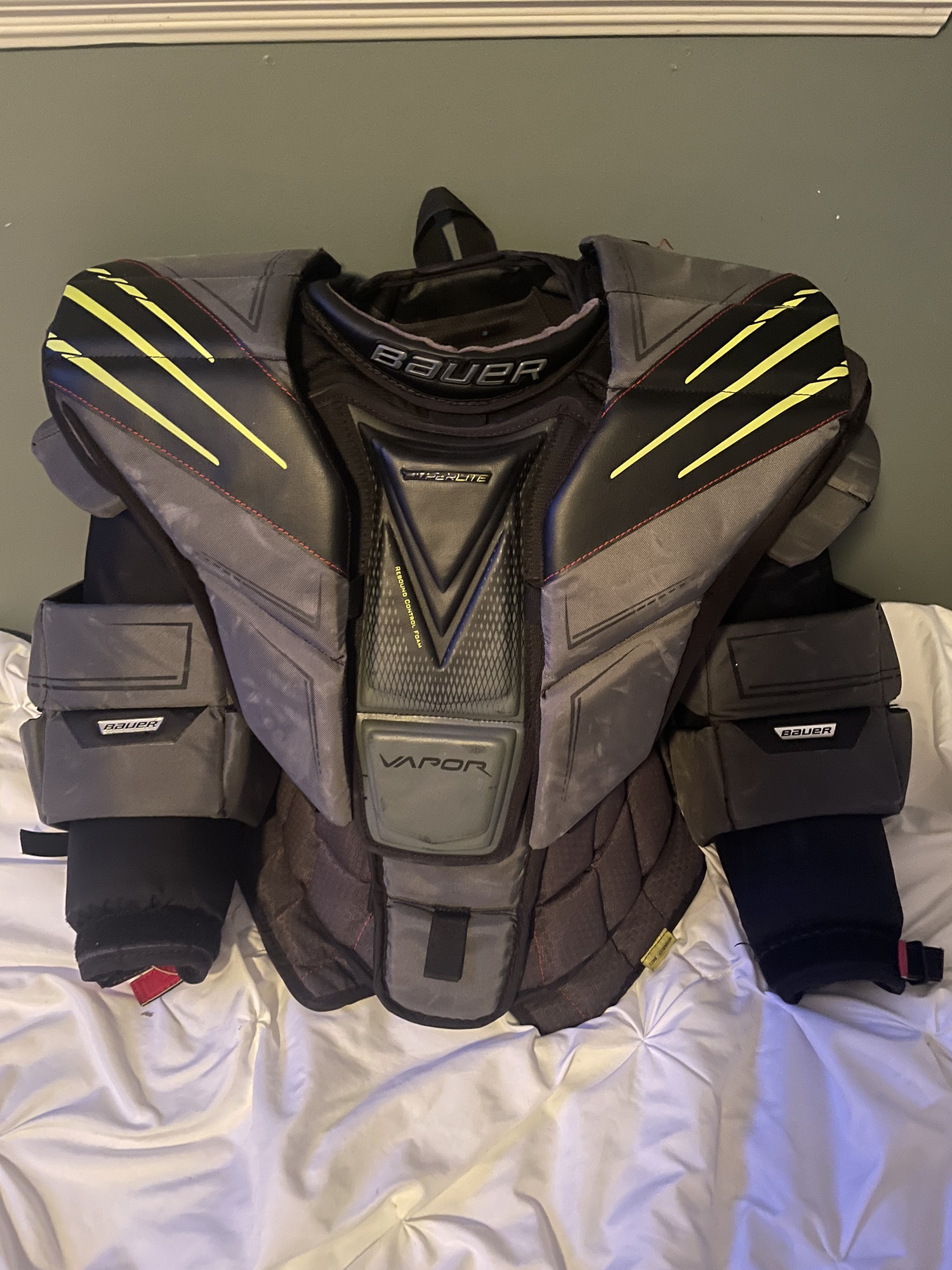 Bauer Vapor hyperlite chest protector SidelineSwap