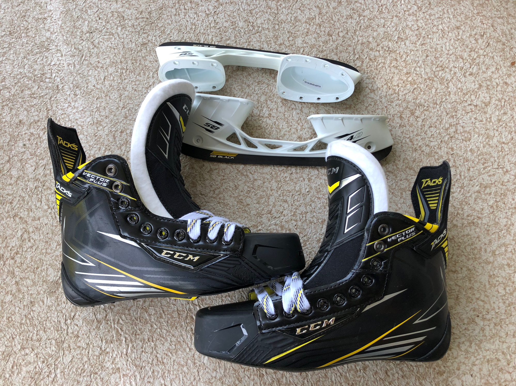 Senior New CCM Tacks Vector Plus Hockey Skates Regular Width Size 8
