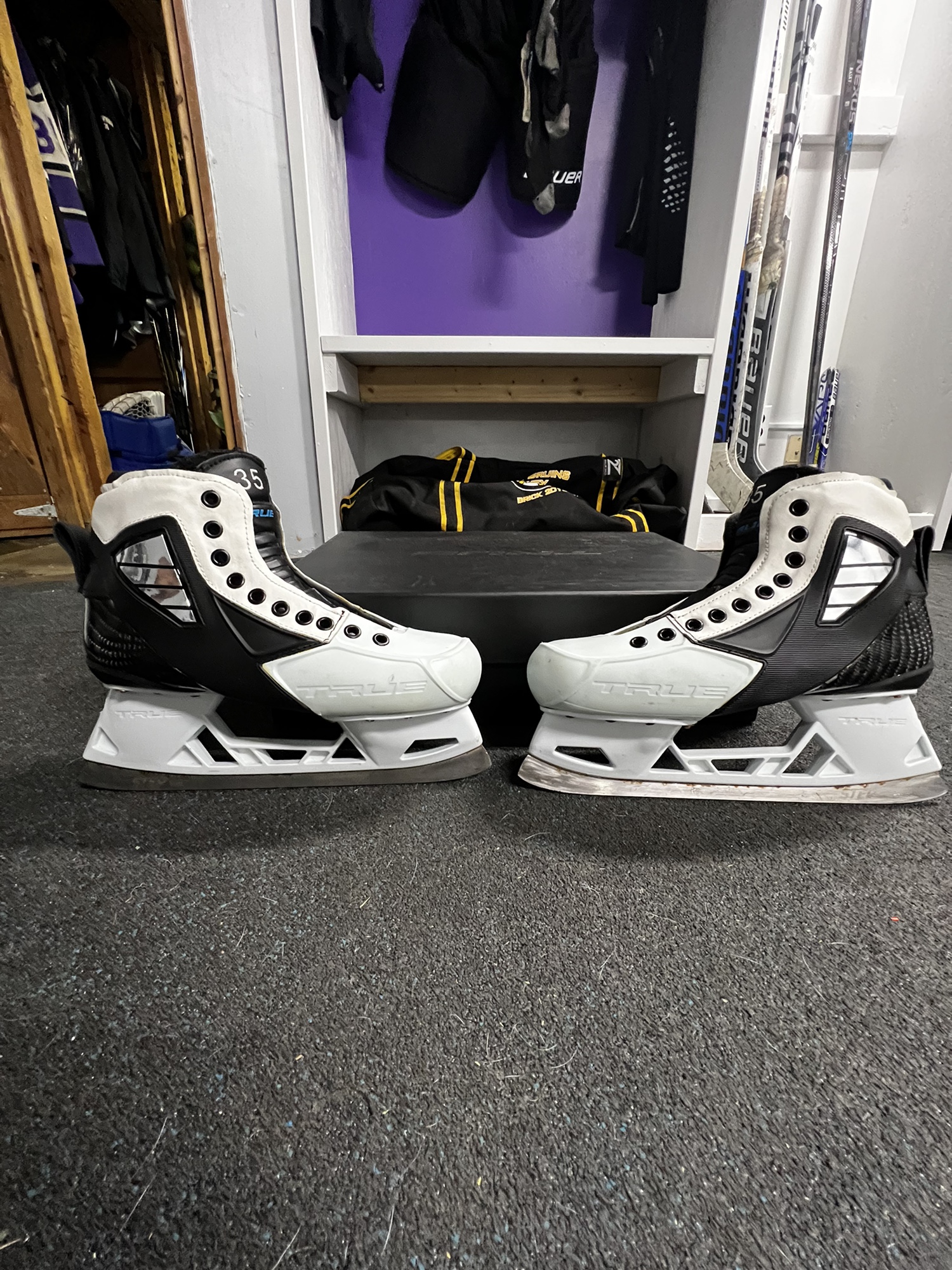 Used True Regular Width Pro Stock Size 8.5 Custom Pro Hockey Goalie