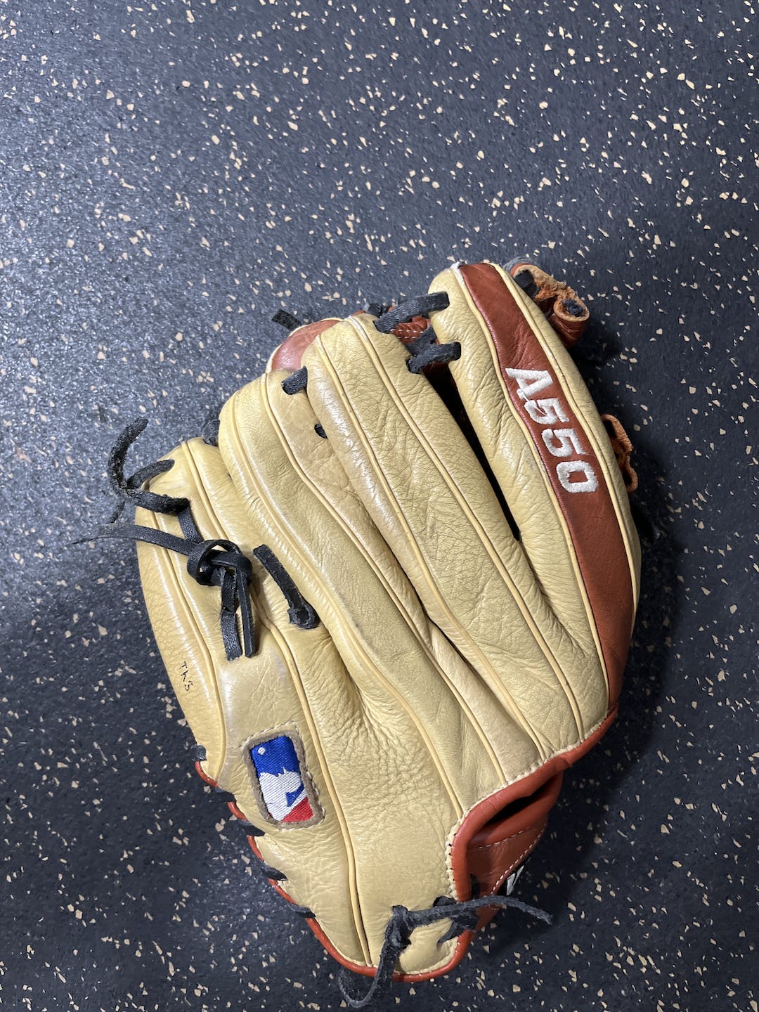 Used Wilson A550 11" Fielders Gloves SidelineSwap