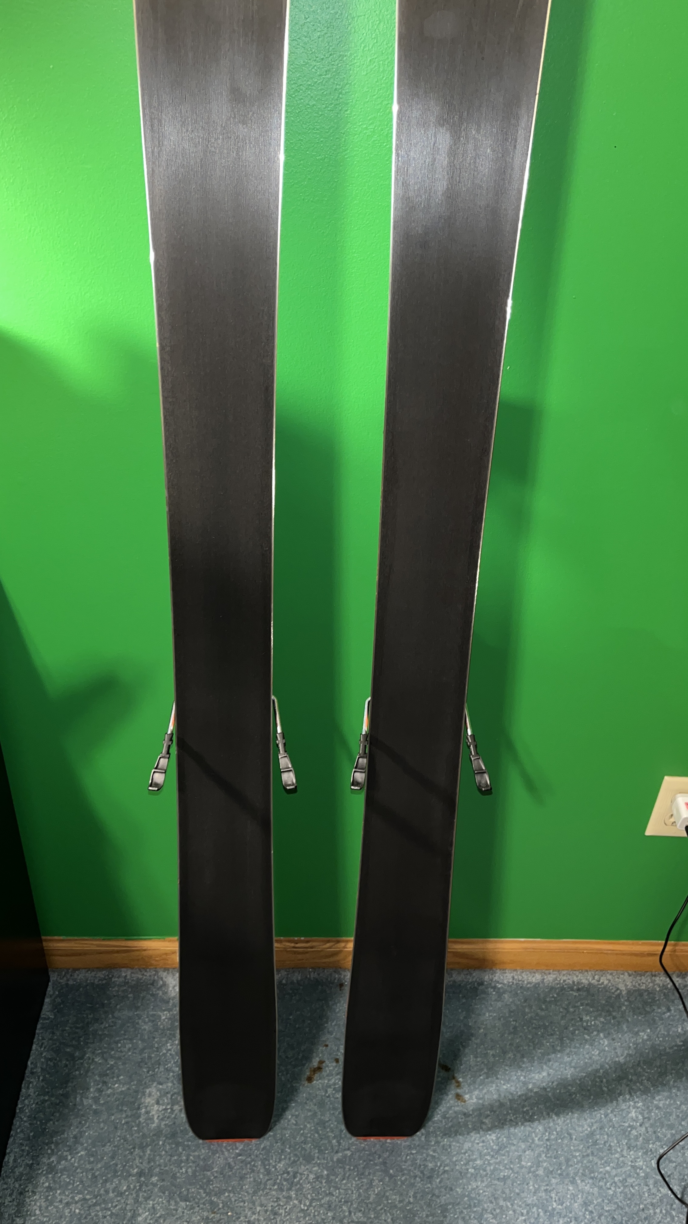 Used 2022 Salomon 183 cm Powder QST 98 Skis With Bindings Max Din 13