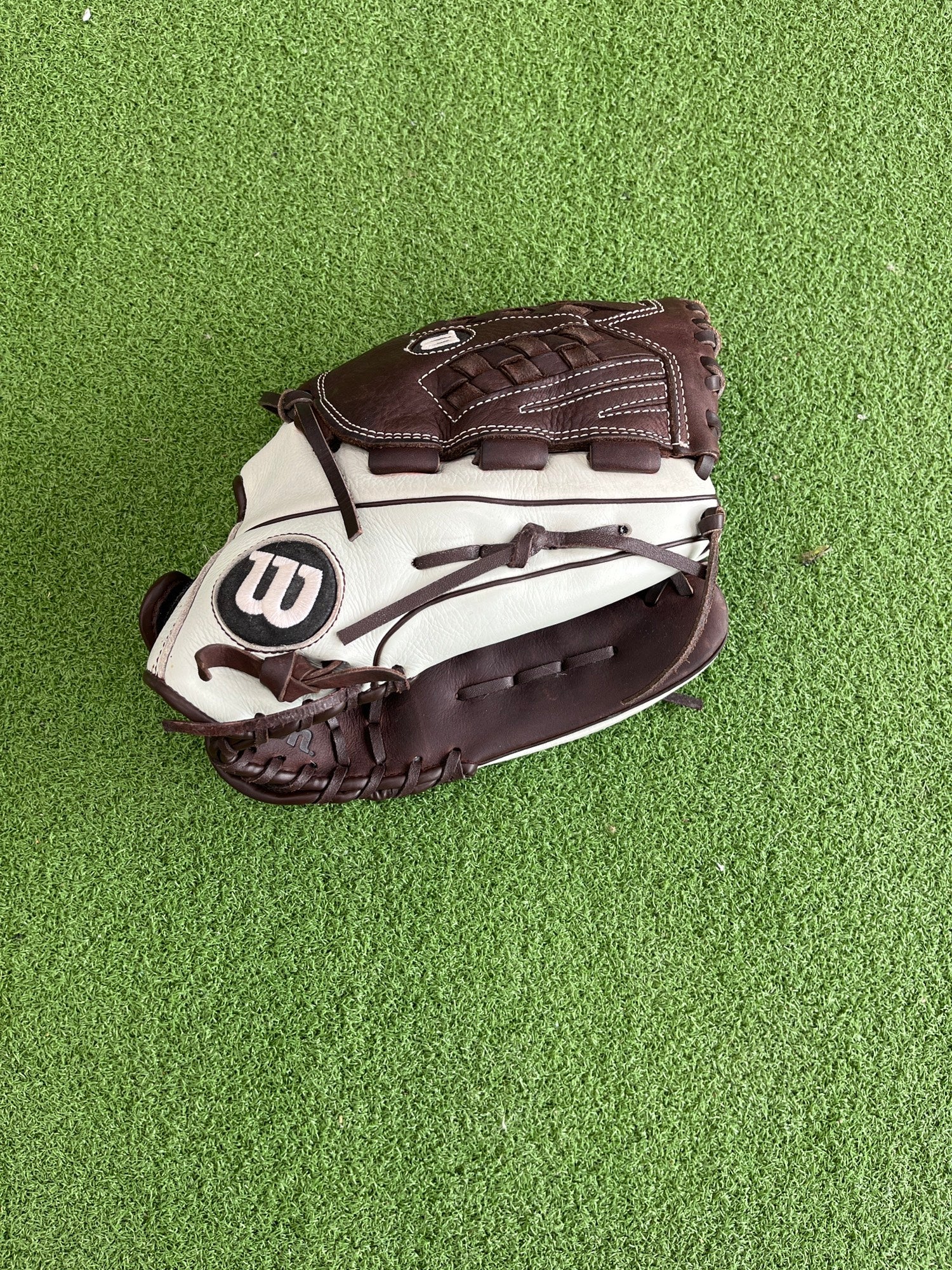 Used Wilson A950 Right Hand Throw Outfield Softball Glove 12.5