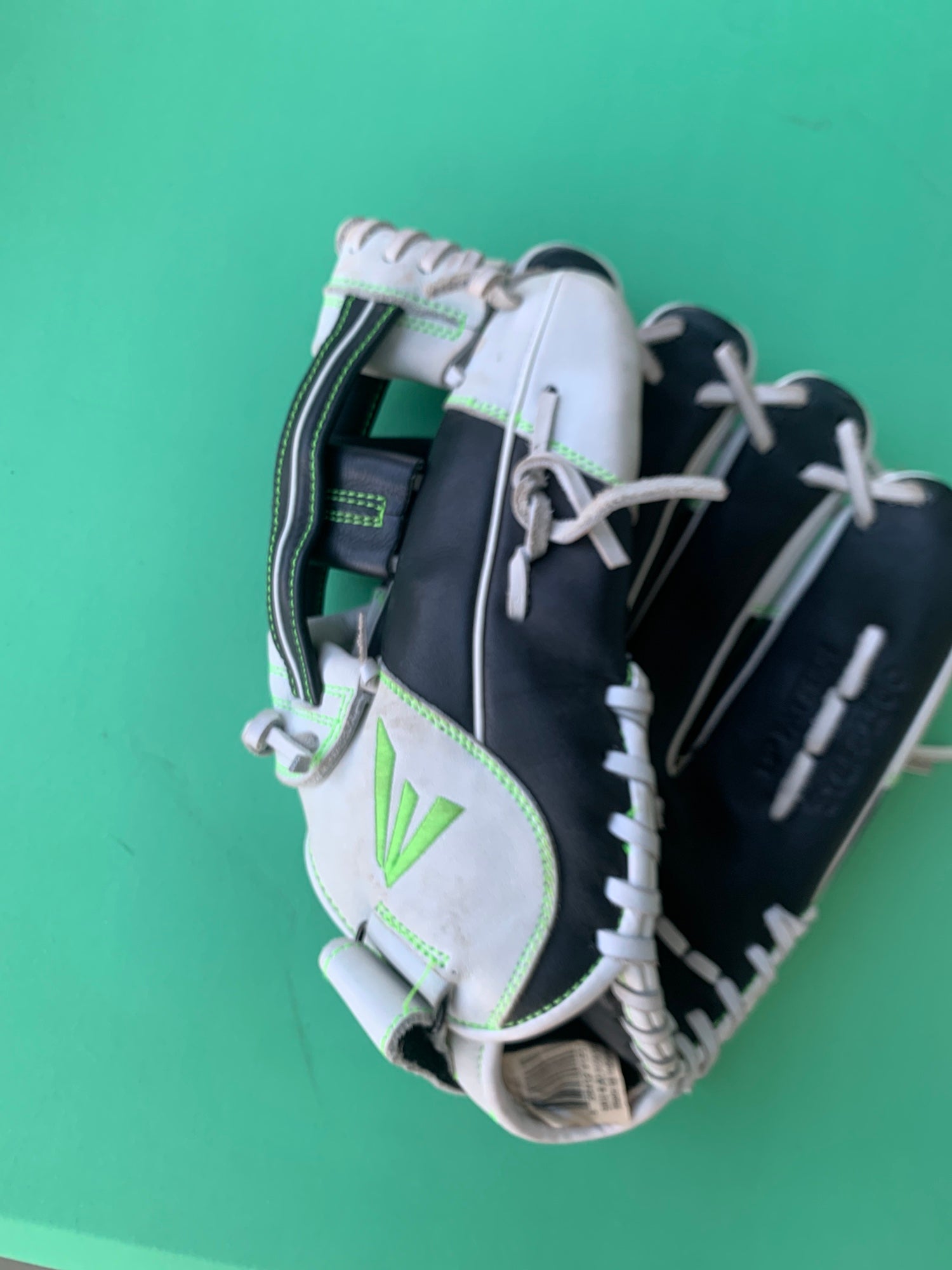 Used Easton Synergy Elite Right Hand Throw Infield/Outfield Baseball