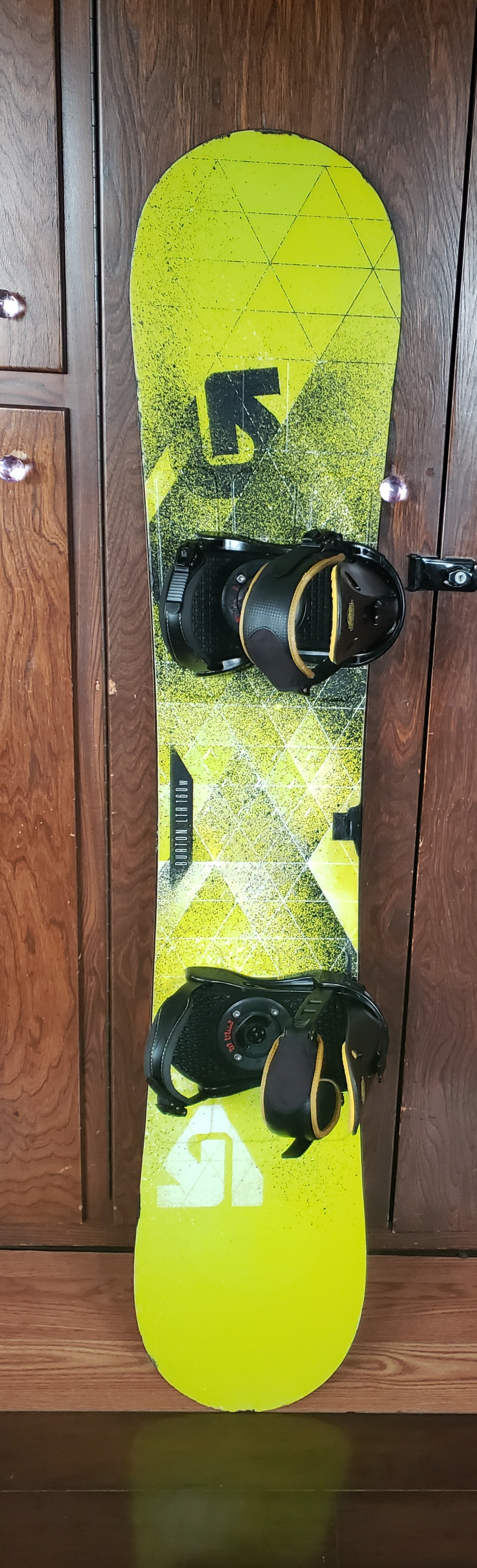 160cm WIDE BURTON LTR EASY RIDER SNOWBOARD w/M Large BURTON BINDINGS