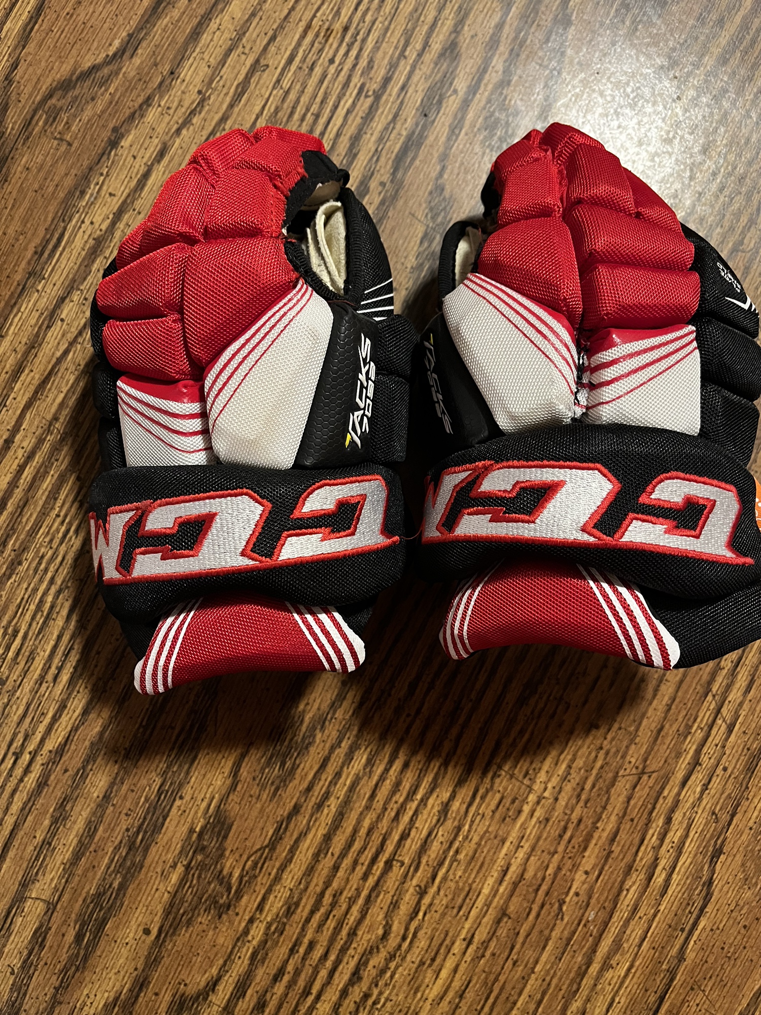 CCM 10" Tacks 7092 Gloves SidelineSwap