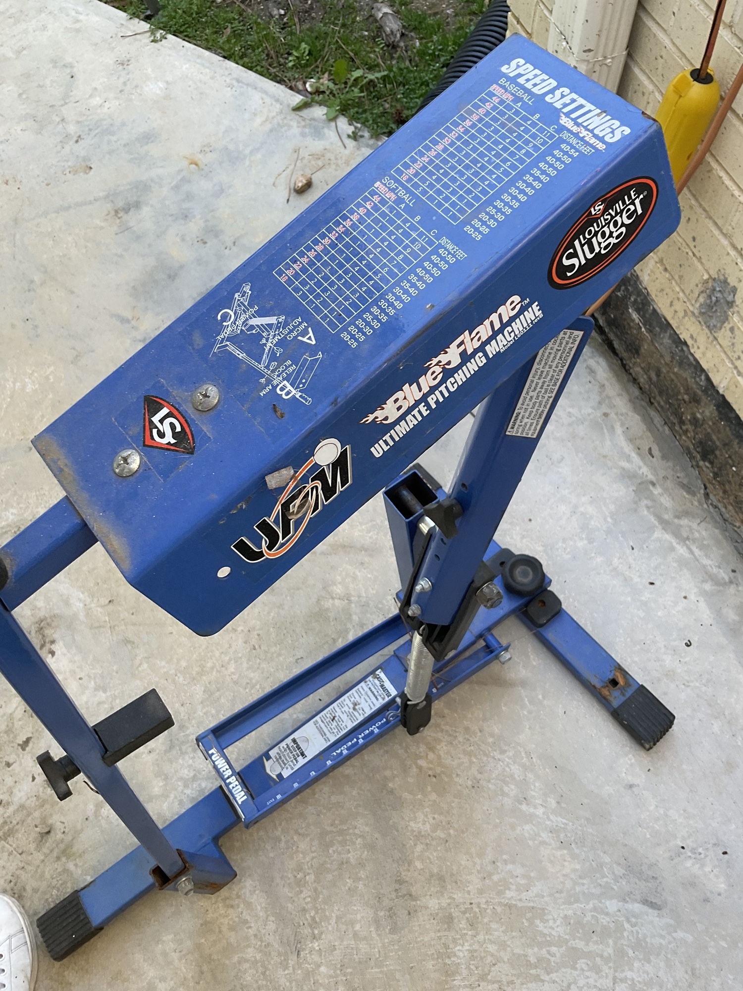 Louisville Slugger Blue Pitching Machine SidelineSwap