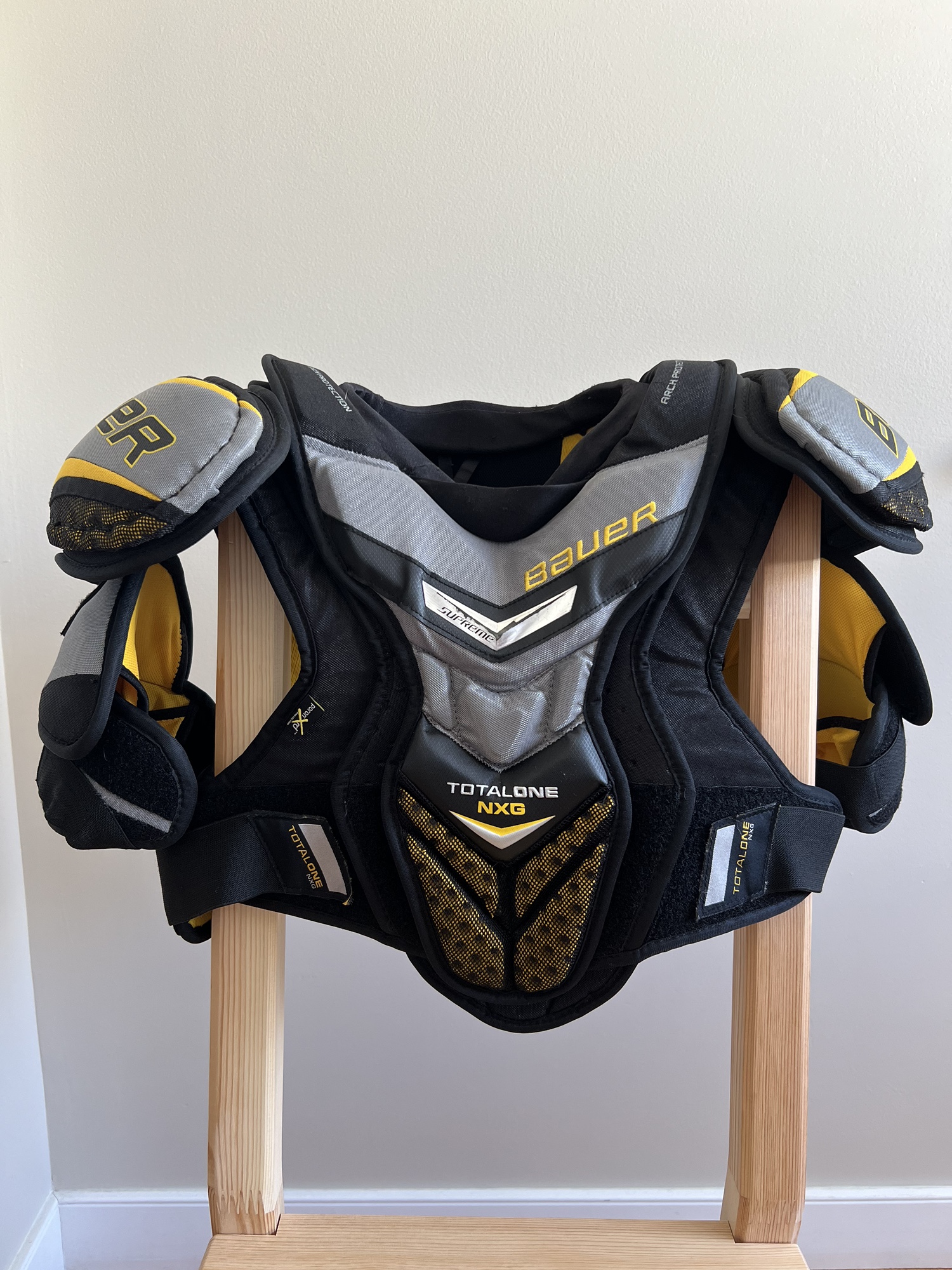 Senior Medium Bauer Supreme TotalOne NXG Shoulder Pads SidelineSwap