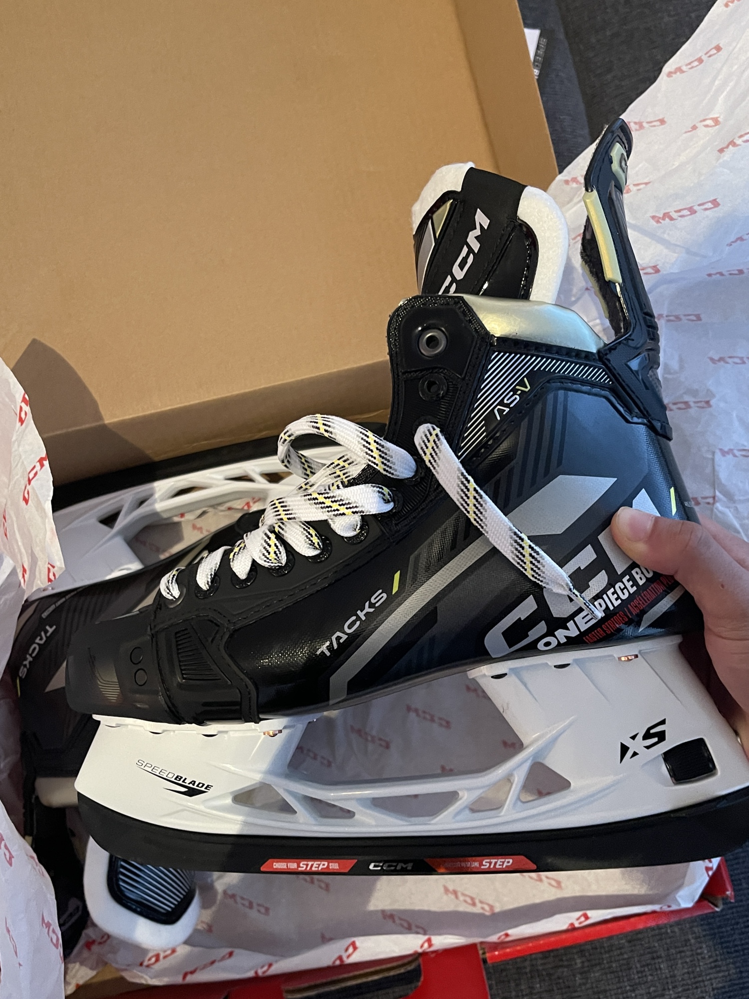 New CCM Tacks ASV Size 9.5 Regular Width Hockey Skates SidelineSwap