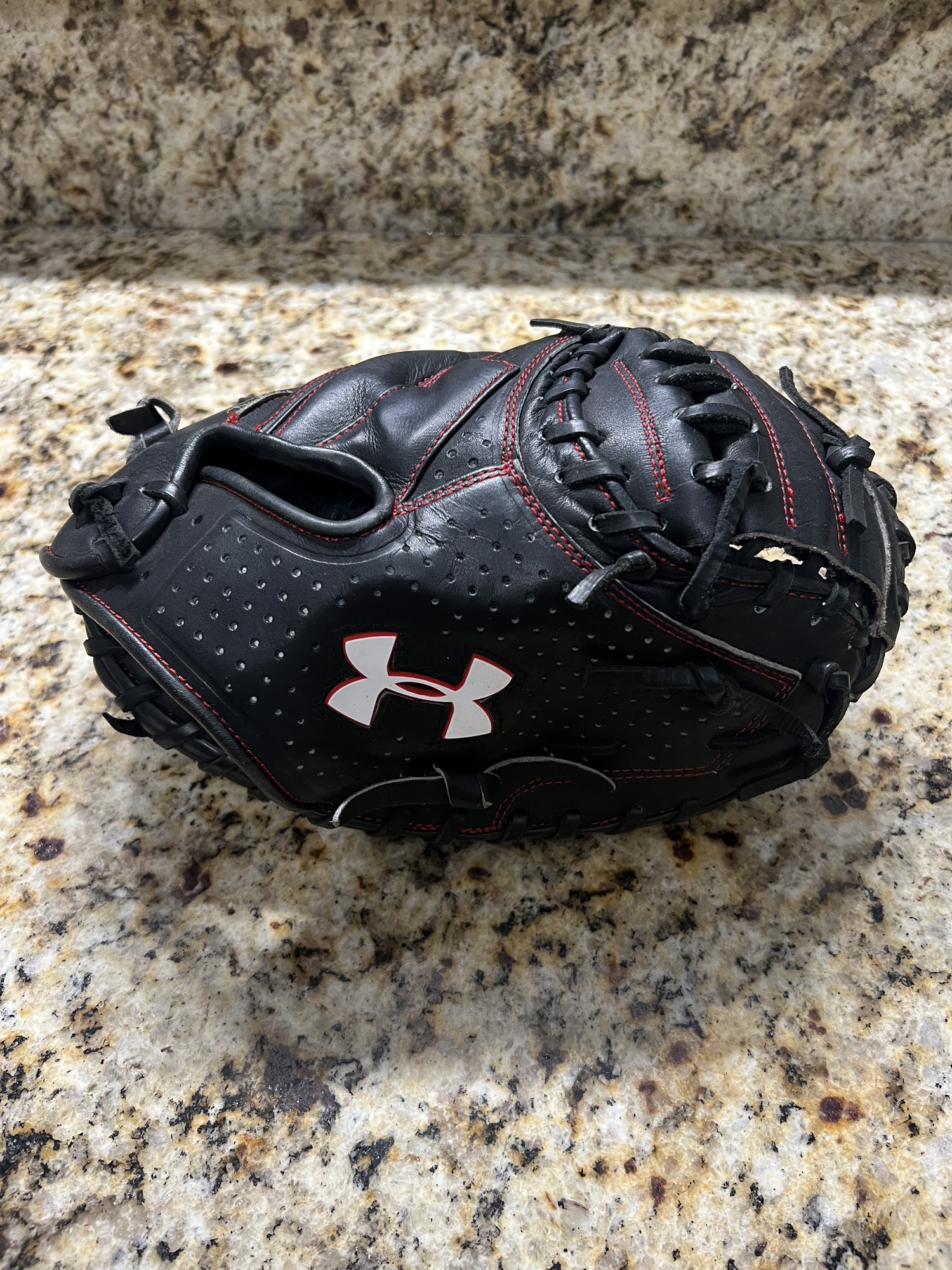 FSOT Under Armour UACMPRO1 Catcher’s Mitt High School/College Right