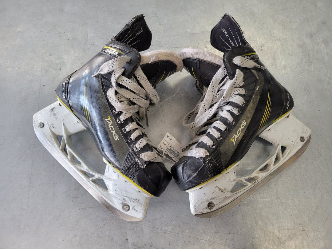 Used Ccm Tacks 3052 Senior 7 Ice Hockey Skates SidelineSwap