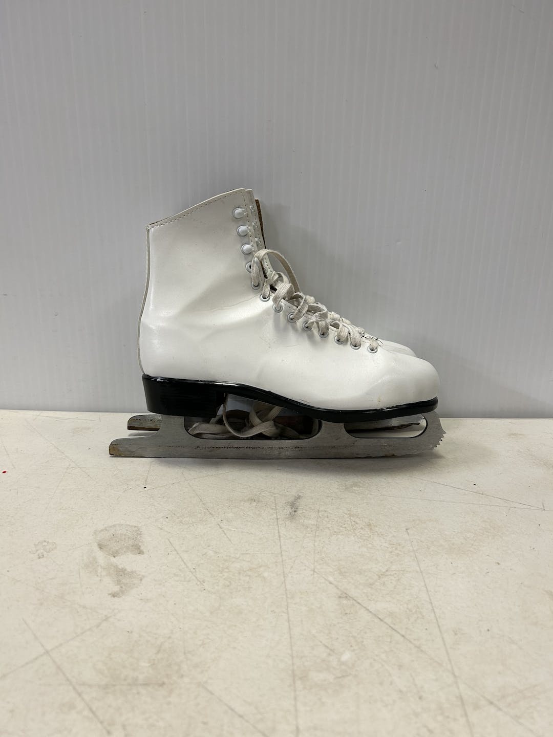 Used Lange White Figure Skate Senior 8 Women's Figure Skates SidelineSwap