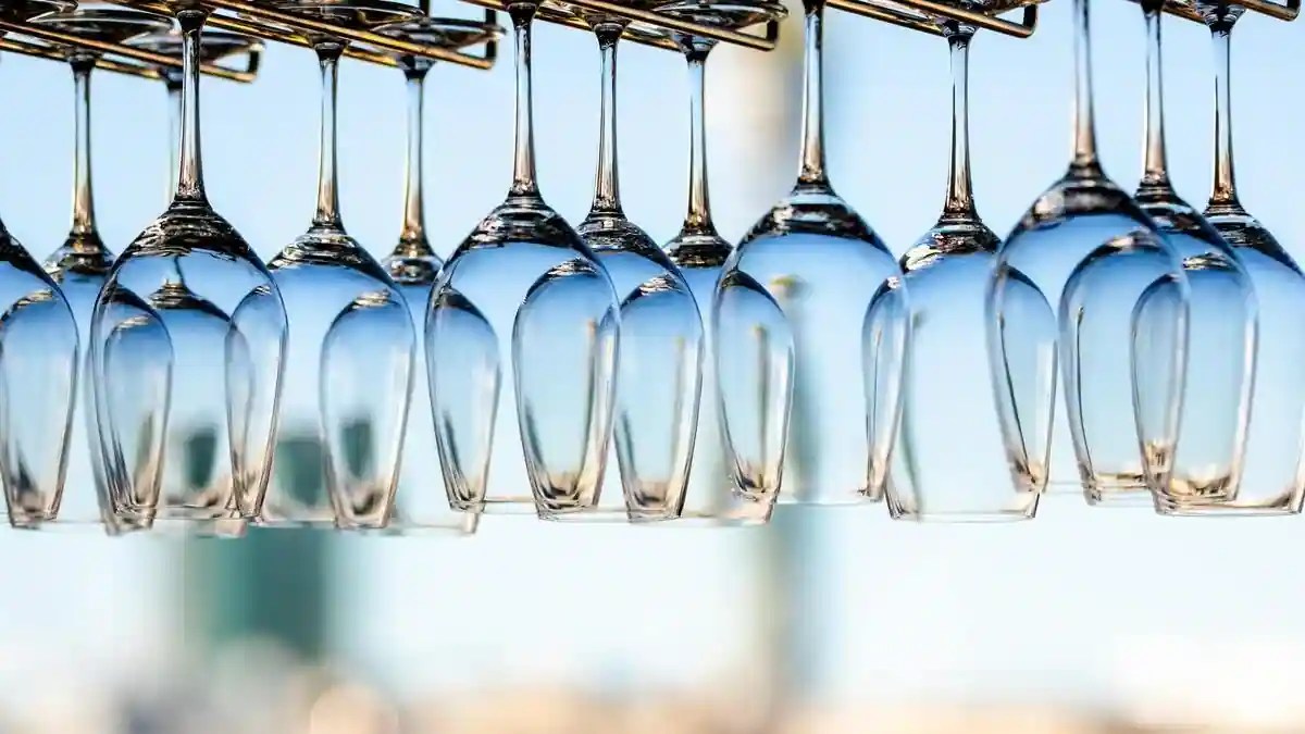 Kitchen Tips; Clean Your Wine Glasses Properly With These Hacks