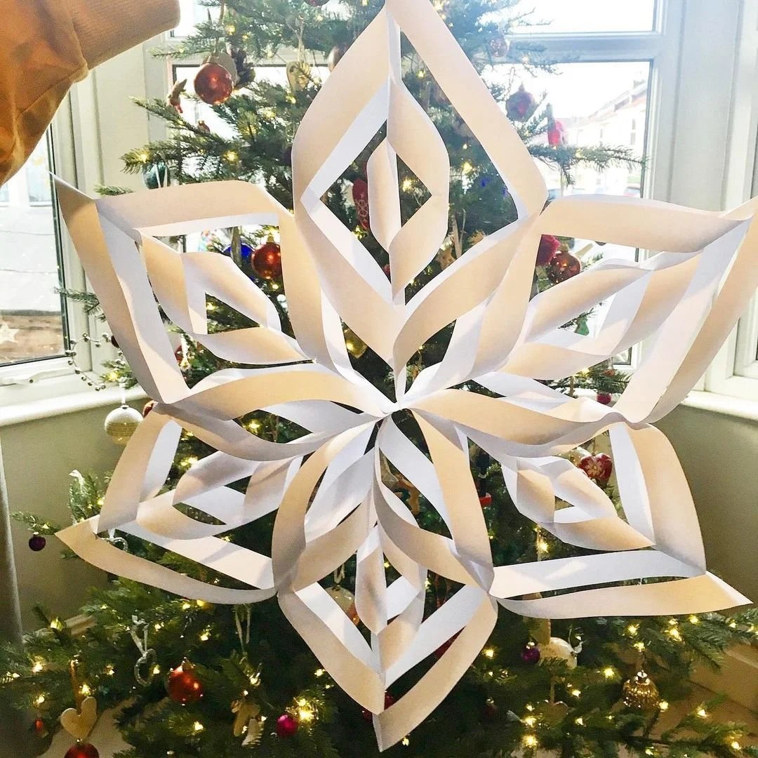 Make a giant 3D Paper snowflake Mud & Bloom