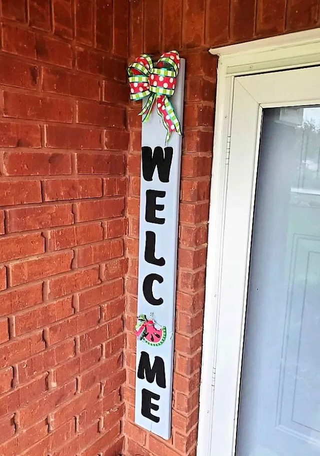 20 DIY Sign Ideas to Make Your Entrance Pop