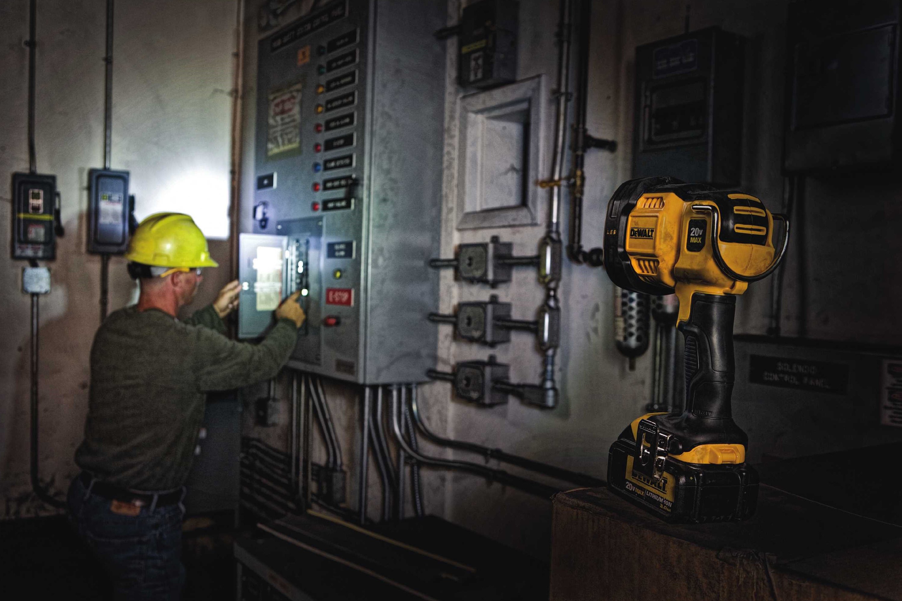 DeWALT® DCL043 - 20V MAX™ 1000 lm Yellow LED Spotlight - TOOLSiD.com