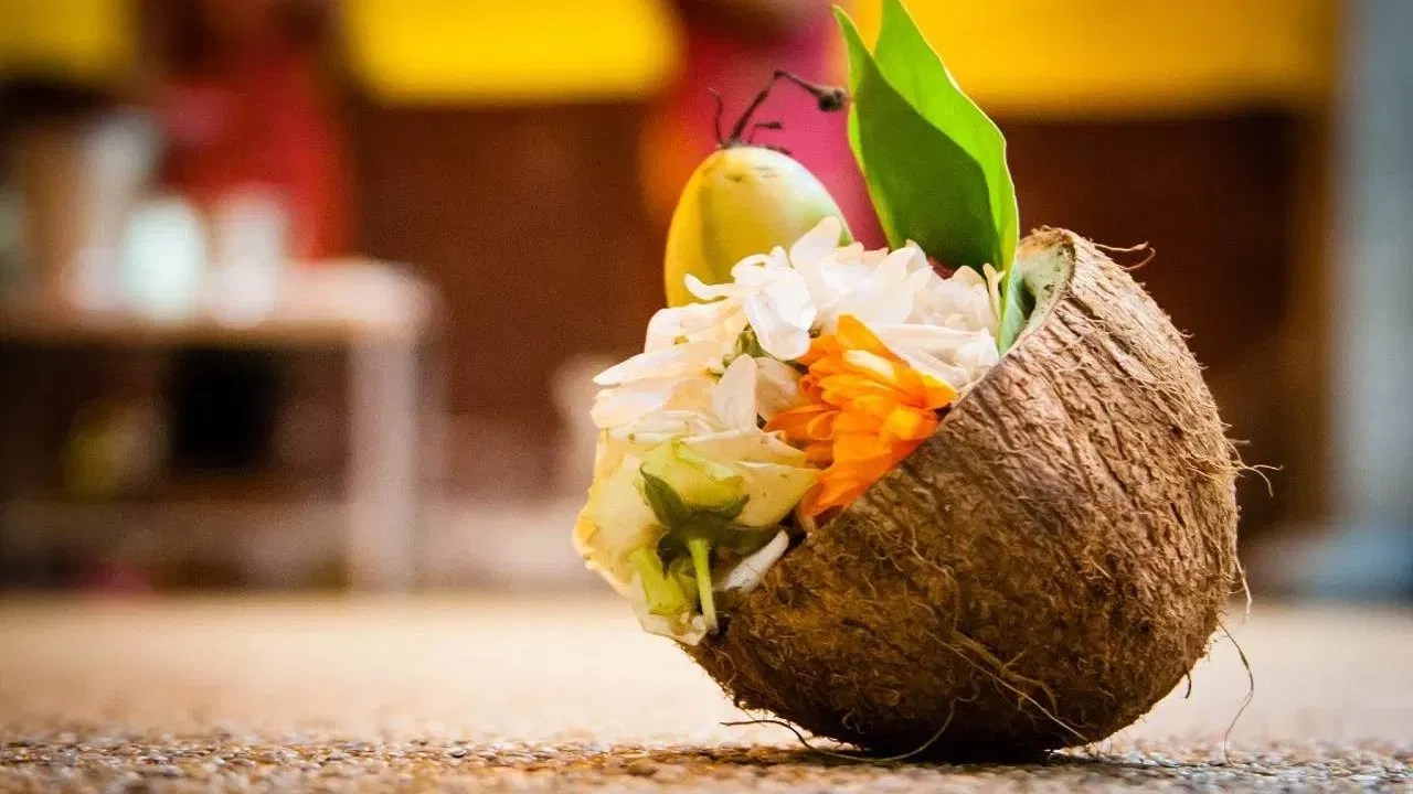 Astro Tips For Coconut नारियल के इस उपाय से खुलेगा किस्मत का बंद ताला