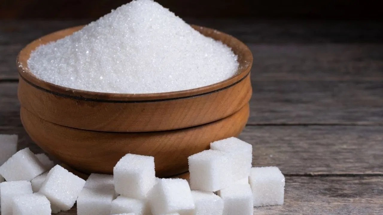 Sugar price hike -त्योहारों से पहले चीनी की कीमतों पर नकेल: केंद्र सरकार ने घटाई स्टॉक सीमा, अब 15 दिन से ज्यादा भंडारण पर रोक