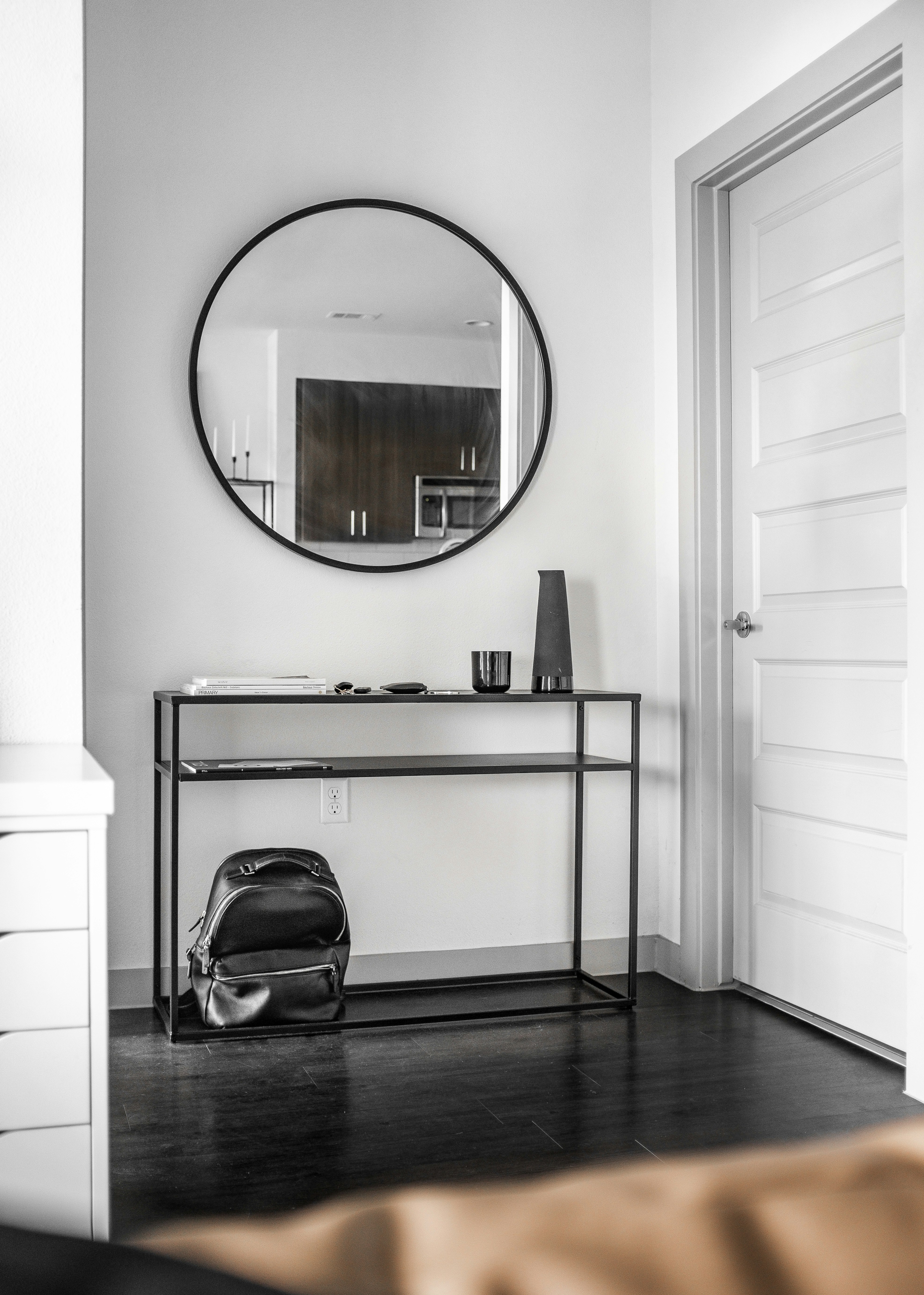 speglar stor Round Mirror On Wall Photo – Free Grey Image On Unsplash