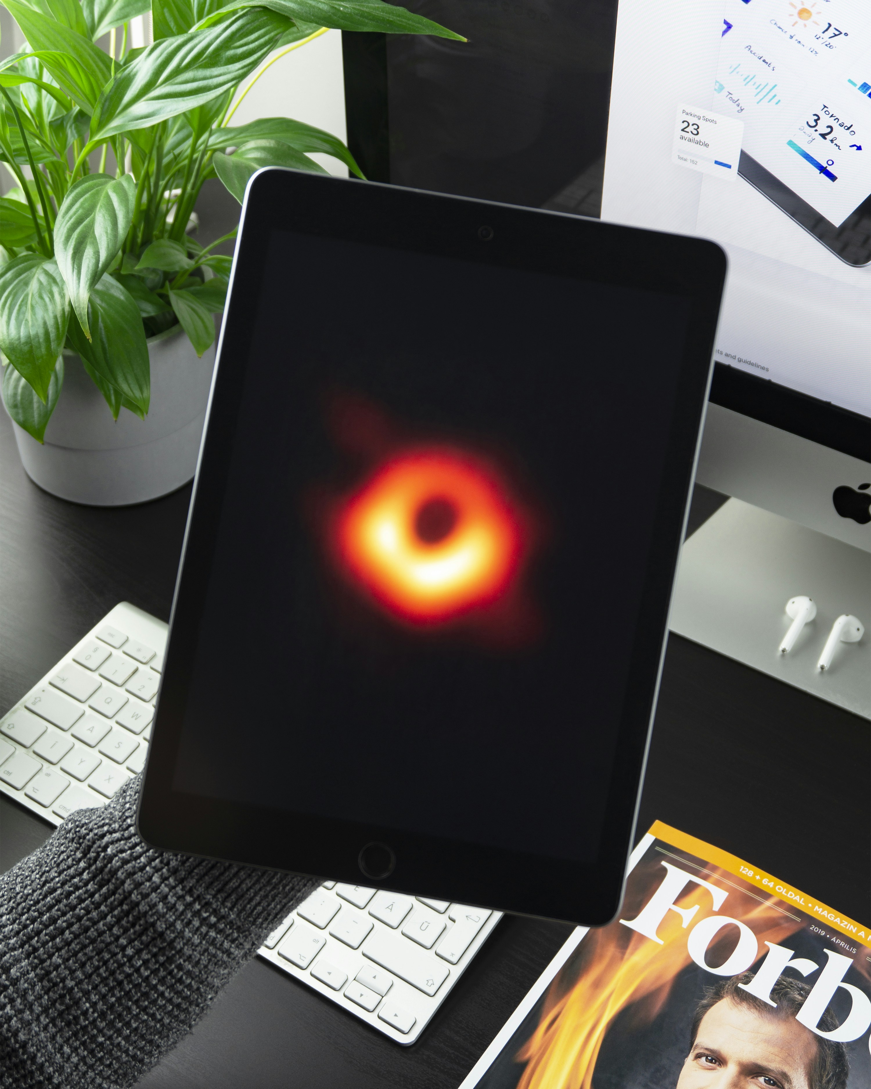 IPad displaying red circle photo Free Technology Image on Unsplash