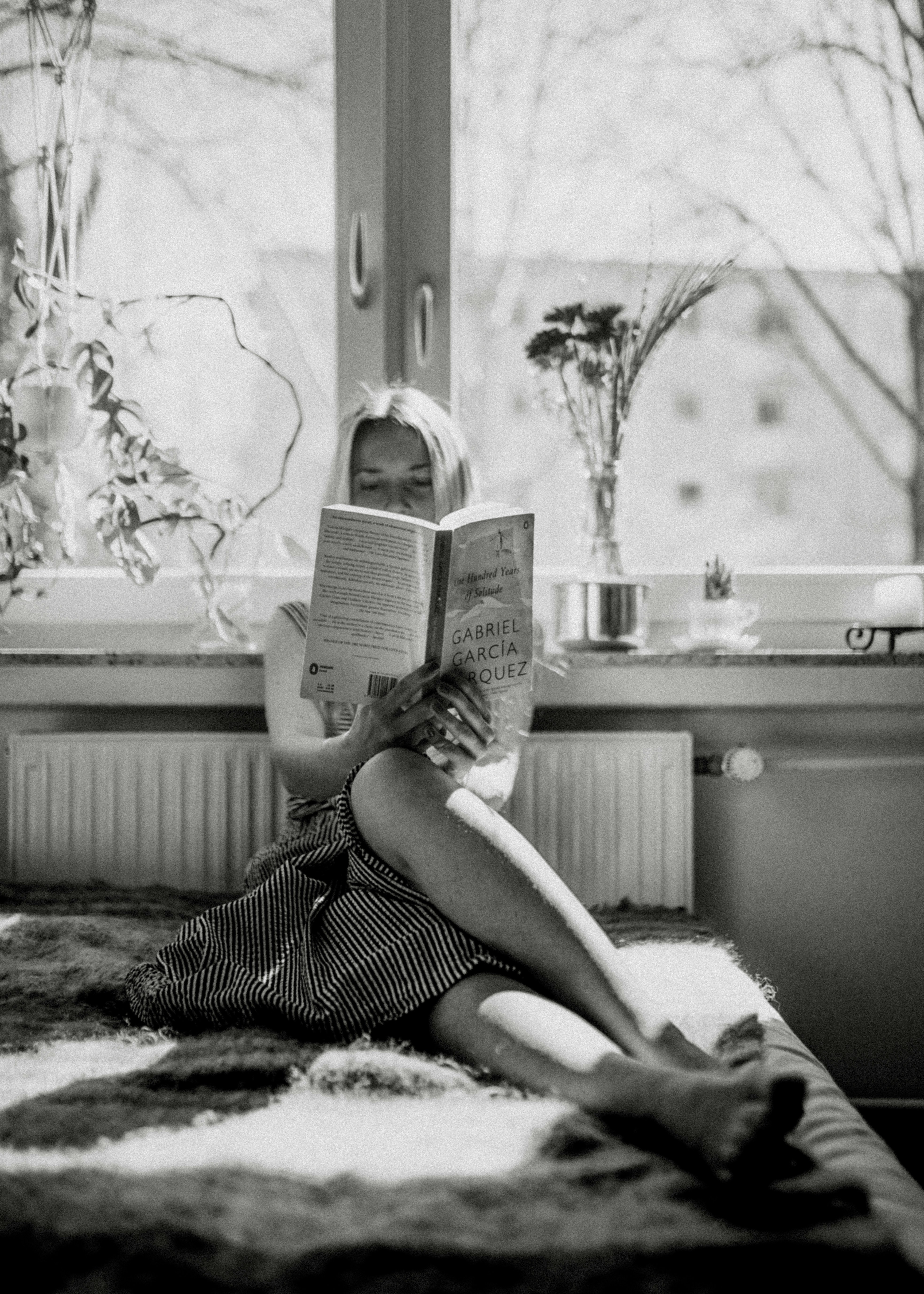 Girl Reading Book Pictures Download Free Images on Unsplash