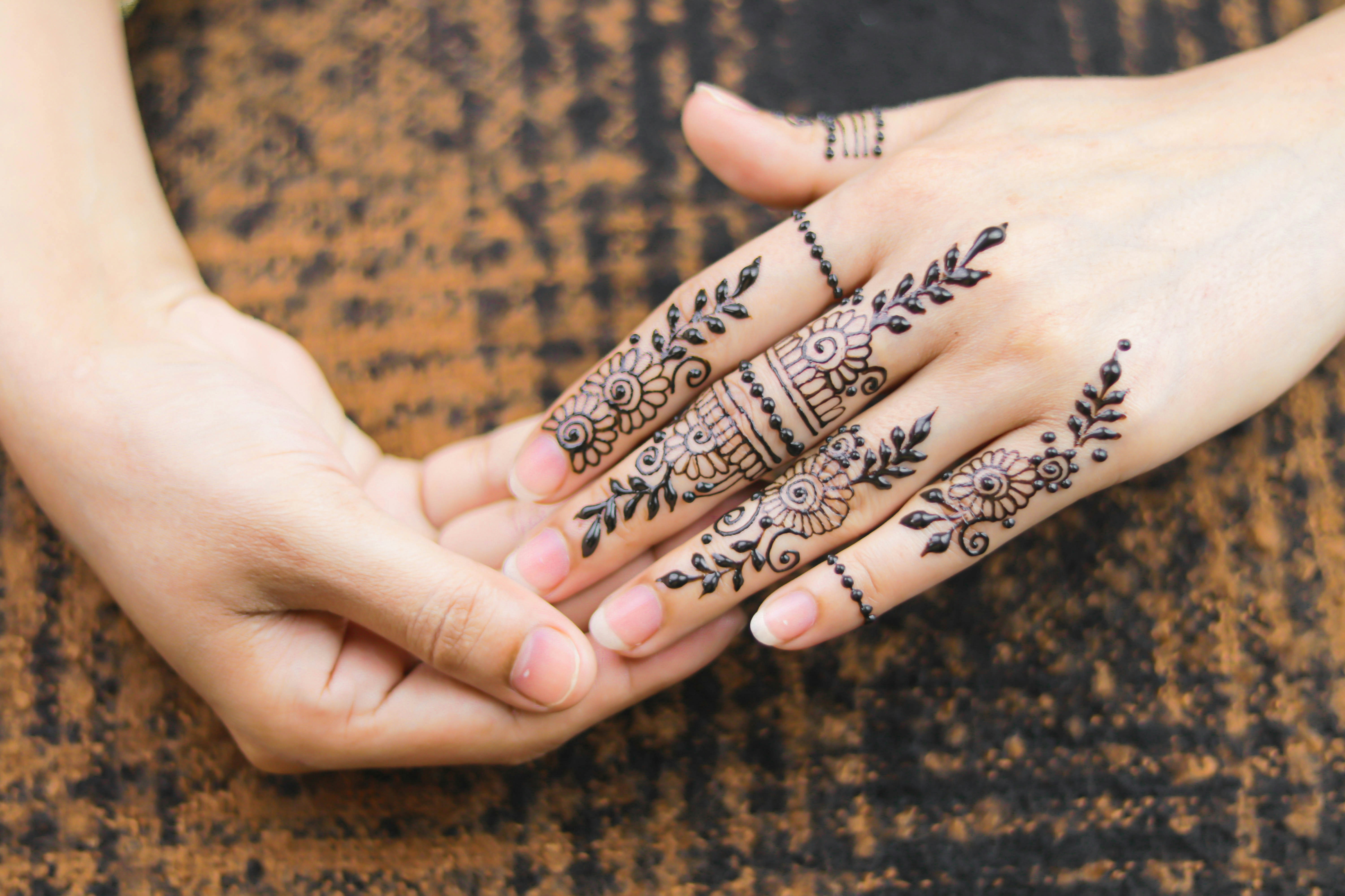 Black Hand Mehndi Tattoos Photo – Free Grey Image On Unsplash 667_x_1000_jpg