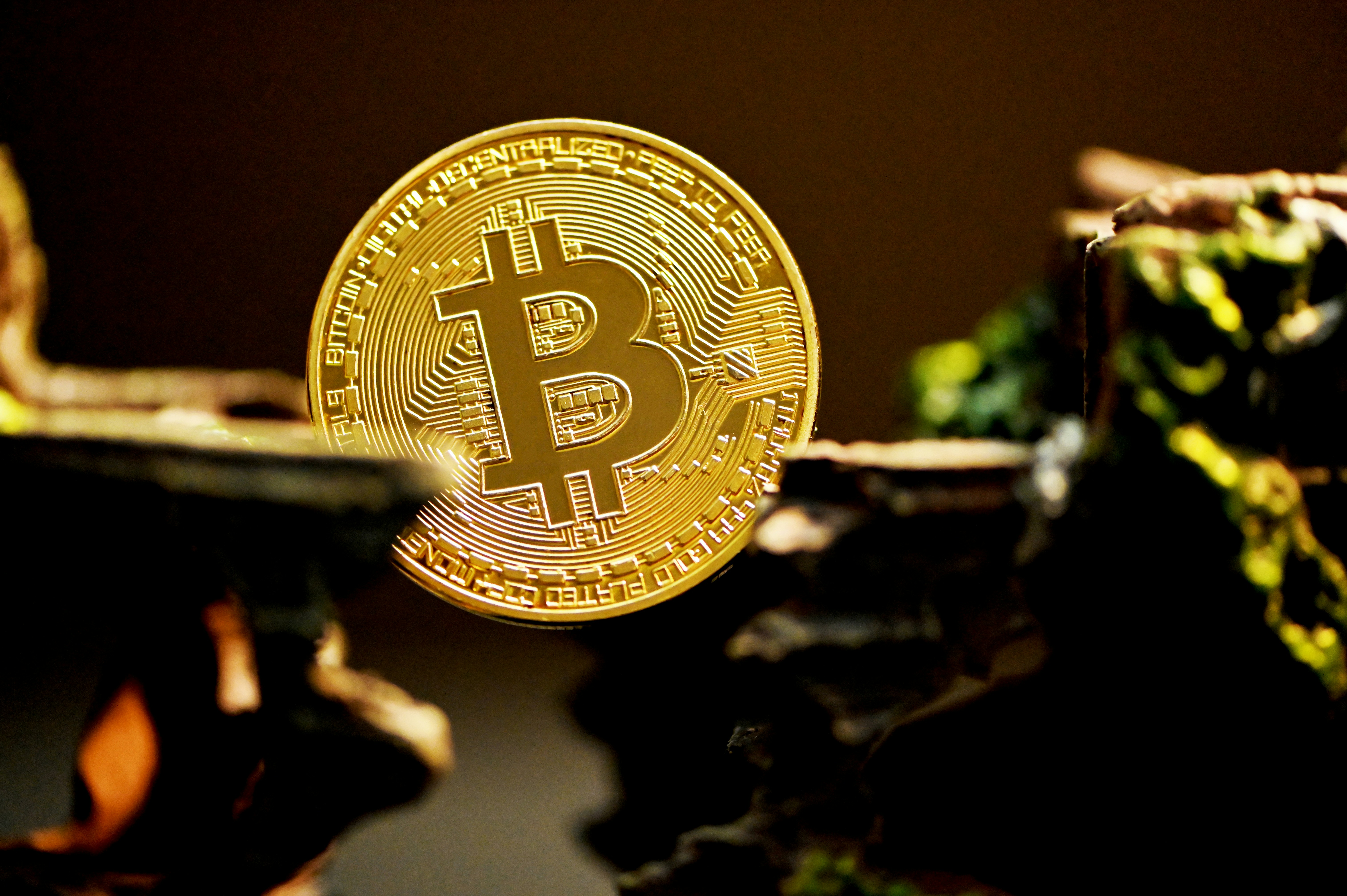 Bitcoin en ruta a US$ 100.000 a la par del oro: crisis e incertidumbre disparan los activos refugio