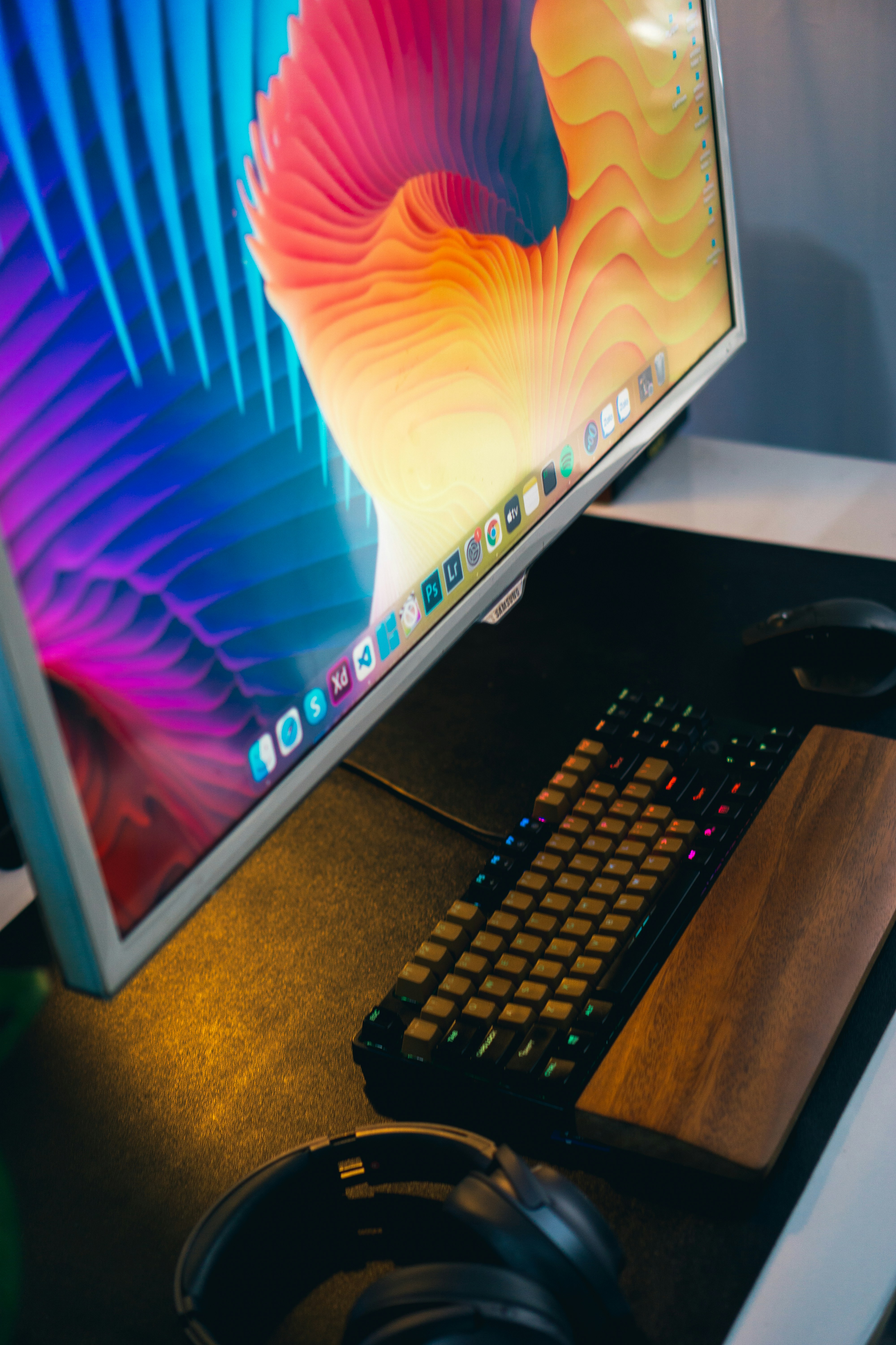 How to create the best desk setup for two monitors and laptop