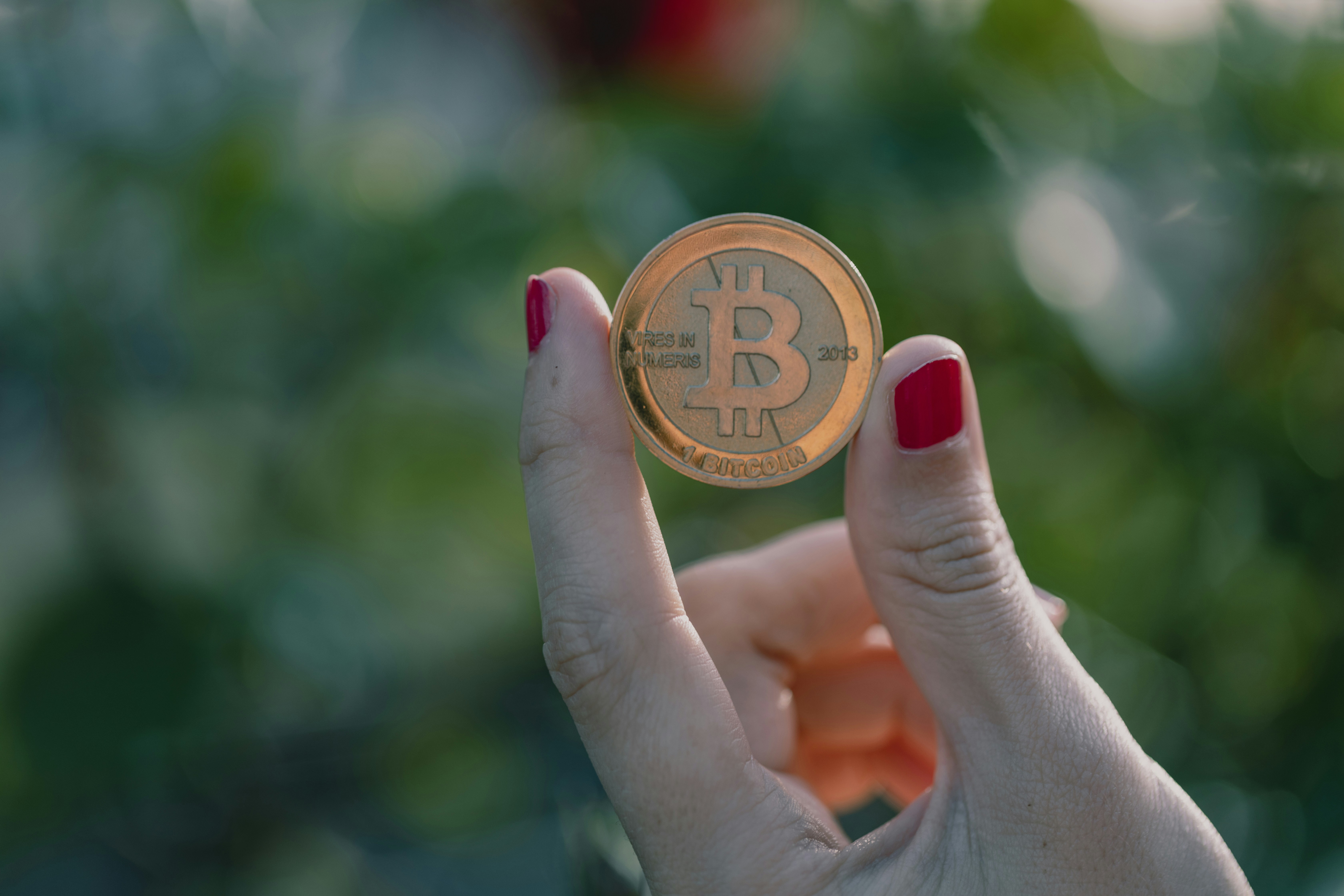 Superando a Amazon: Bitcoin conquista récords de precio y capitalizacion en USD 2.000