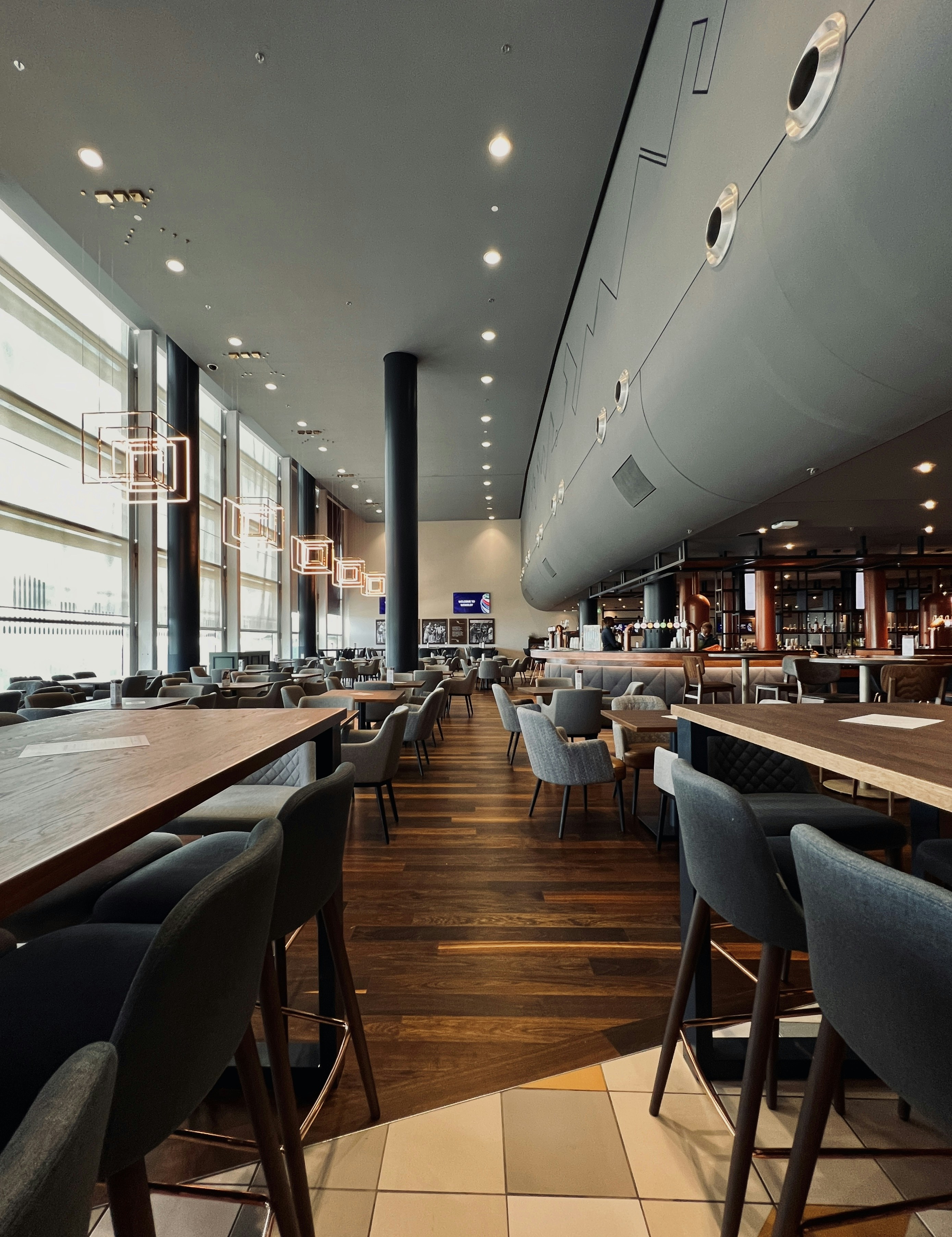 Un restaurant rempli de nombreuses tables et chaises photo Photo