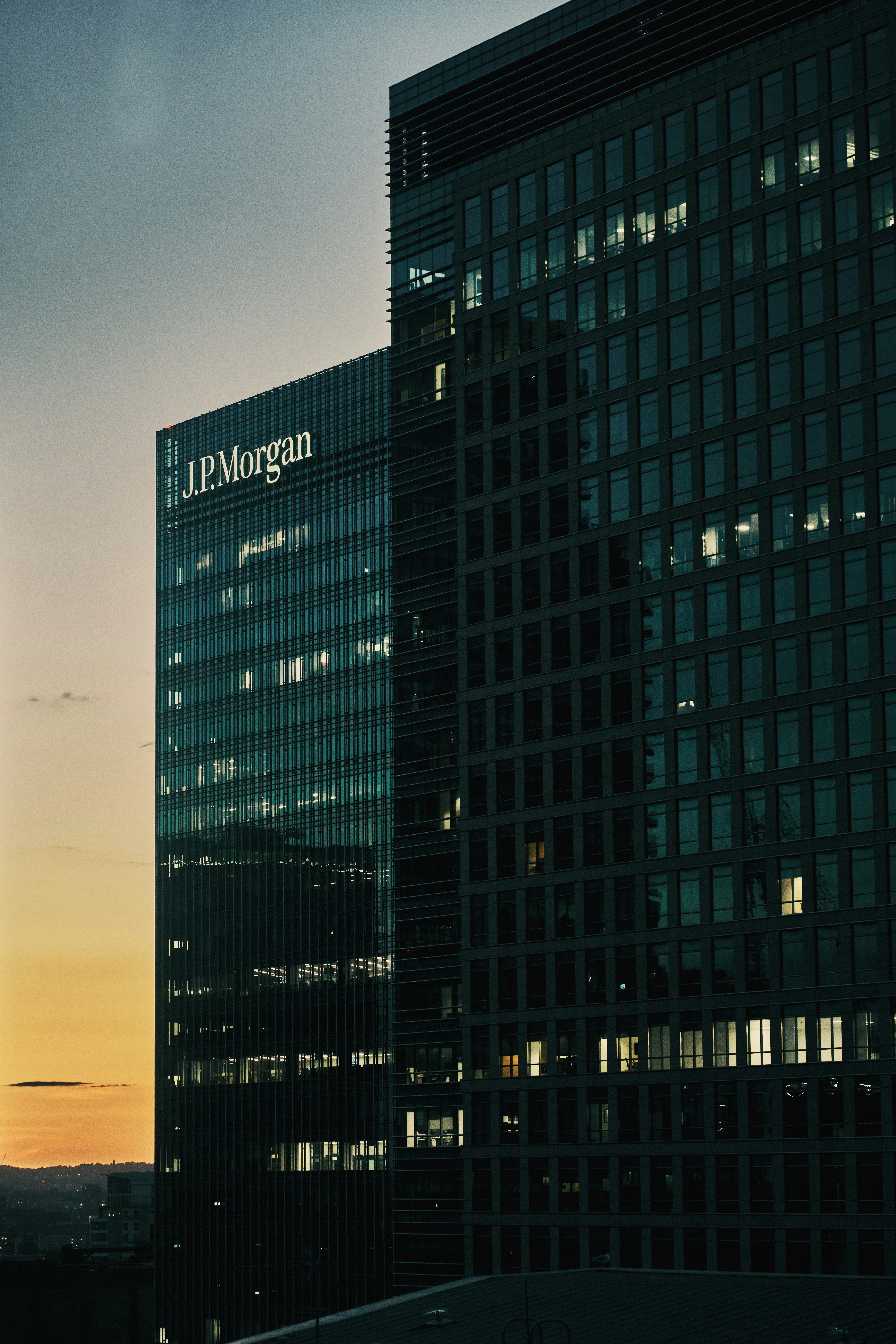 Una demanda colectiva involucra a JPMorgan, Coinbase, y Bank of America por estafa cripto de USD 8 millones
