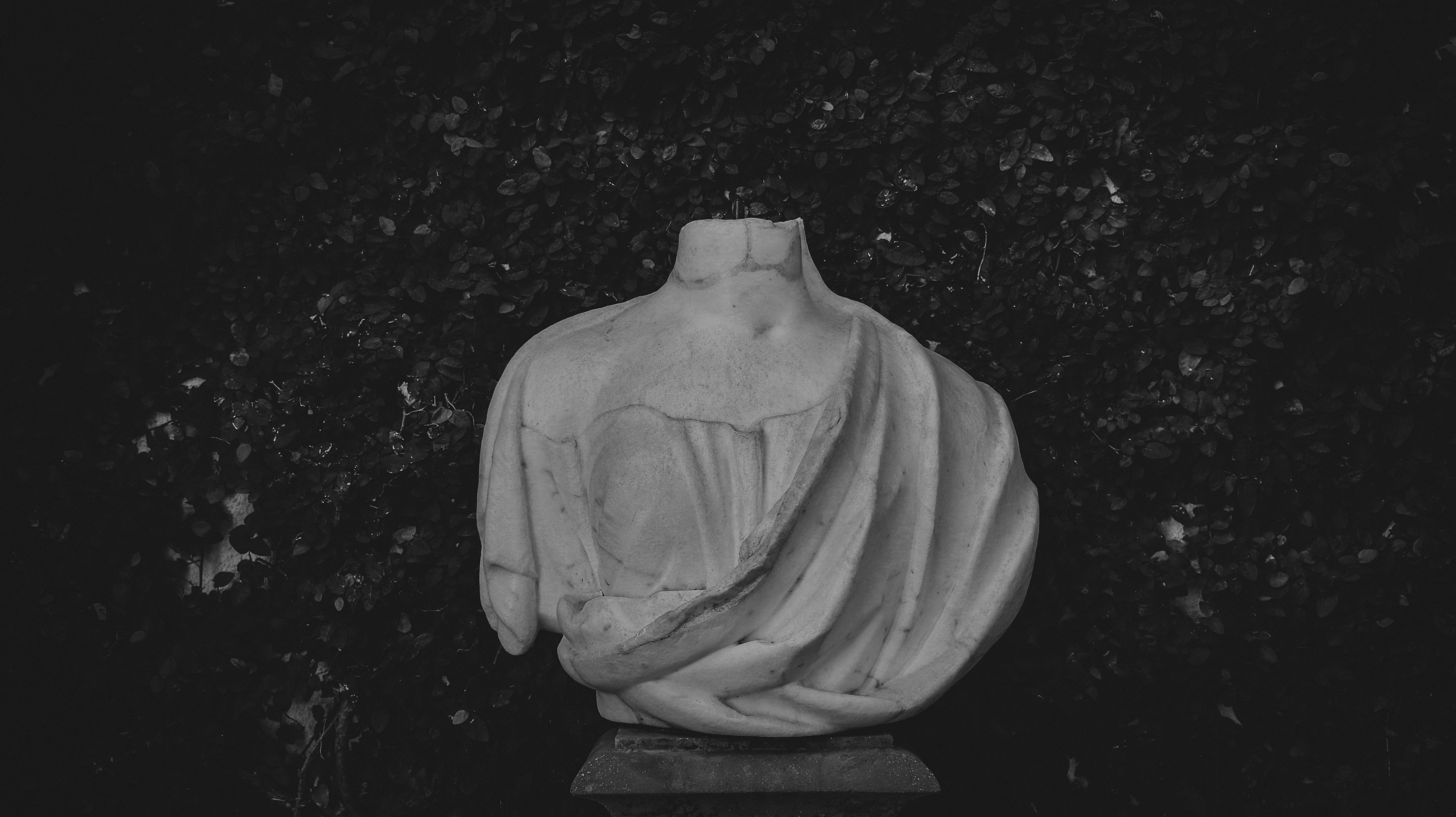 A statue of a woman wrapped in a blanket photo Free Campus mundet