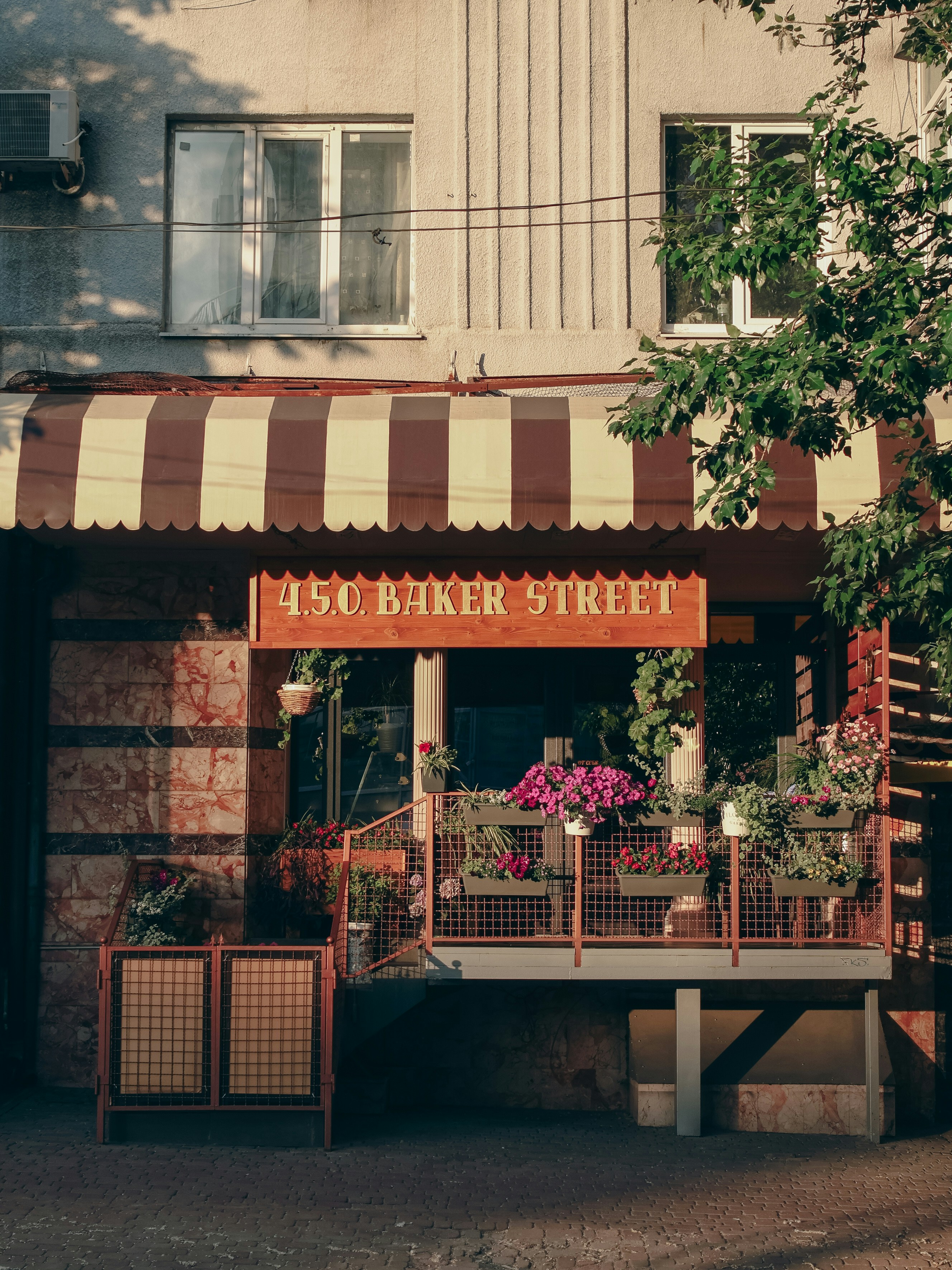 450 Baker Streetと書かれた看板のある建物の写真 UnsplashのХарьковの無料画像