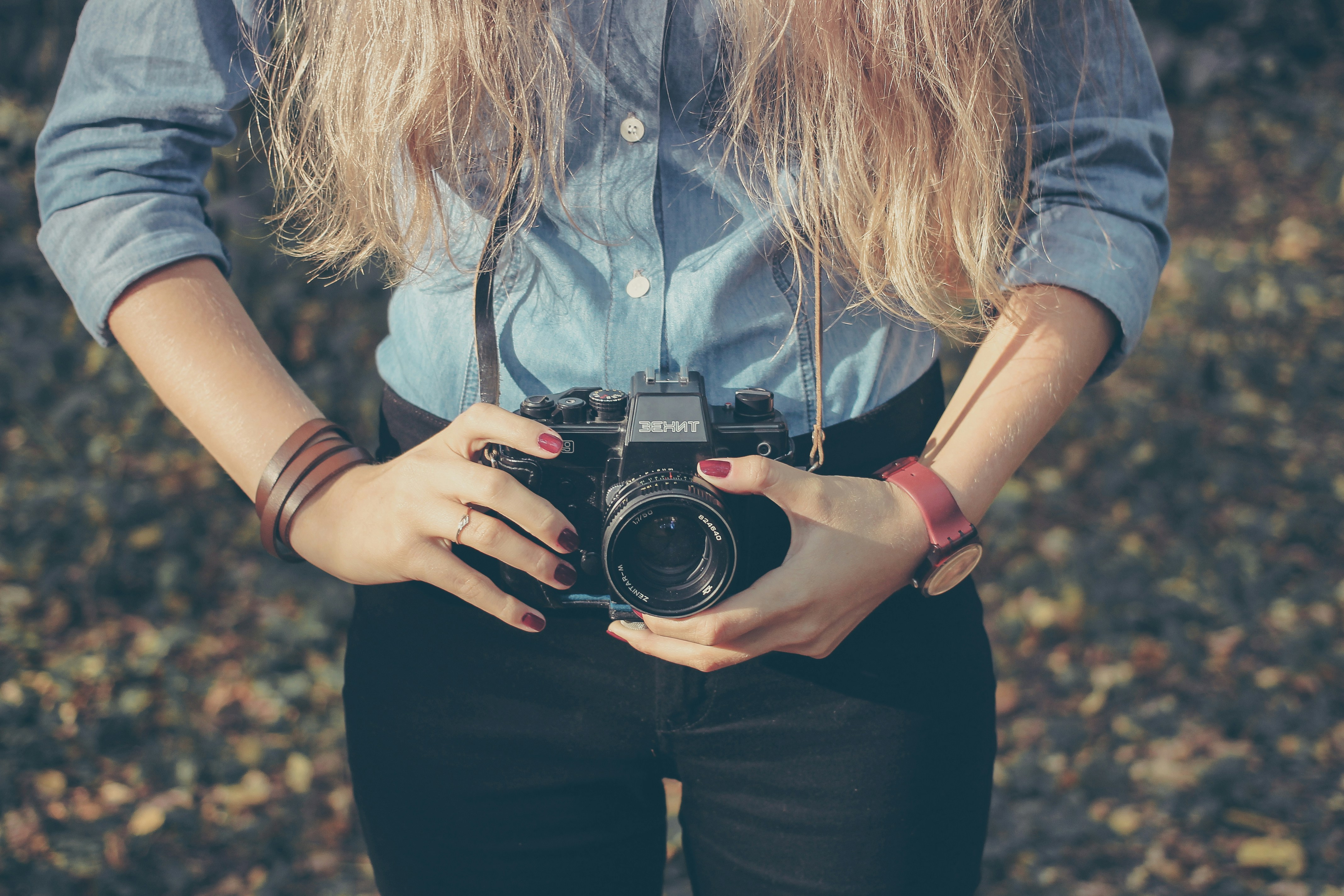 100+ Woman Holding Camera Pictures Download Free Images on Unsplash