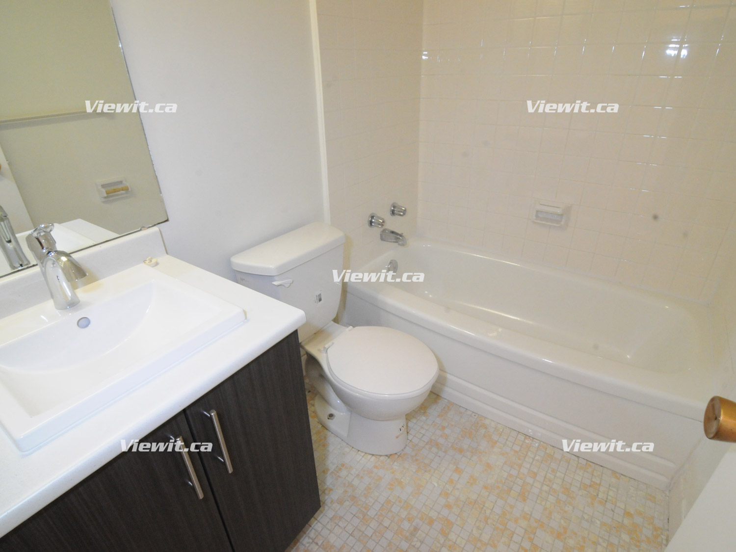 For rent 70 Delisle Ave Toronto, Bach Viewit 219872