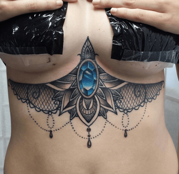 Pin em Tatuagens Já ouviu falar da underboob tattoo? Tatuagem entre os seios vira moda