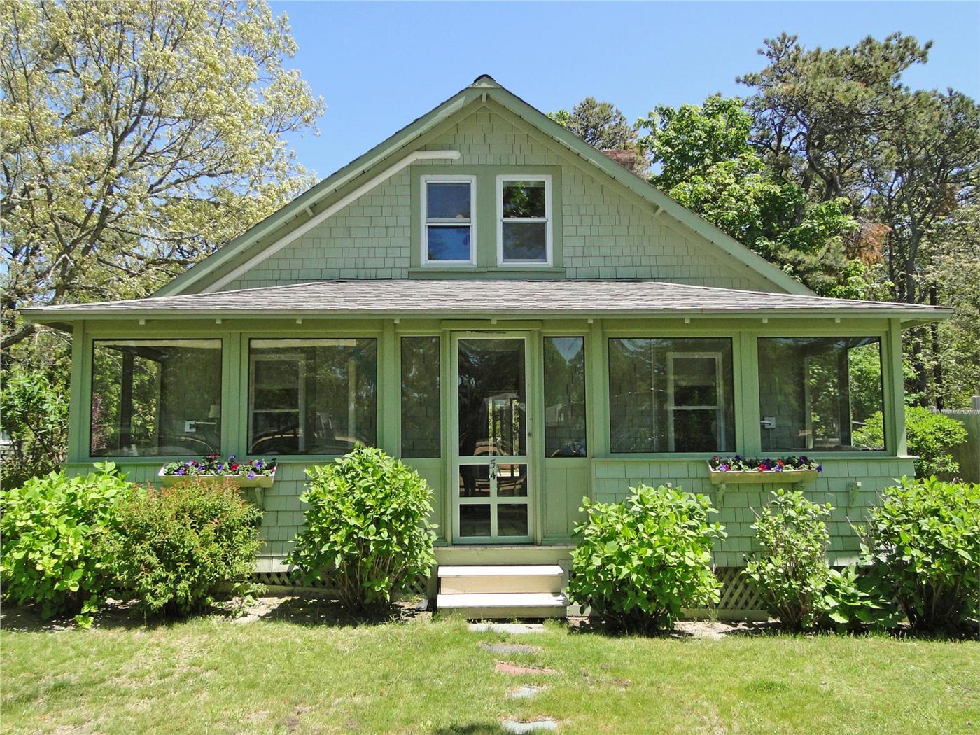 Brewster Vacation Rental home in Cape Cod MA 02631, 1/8 m to private bay beach w/ life guard