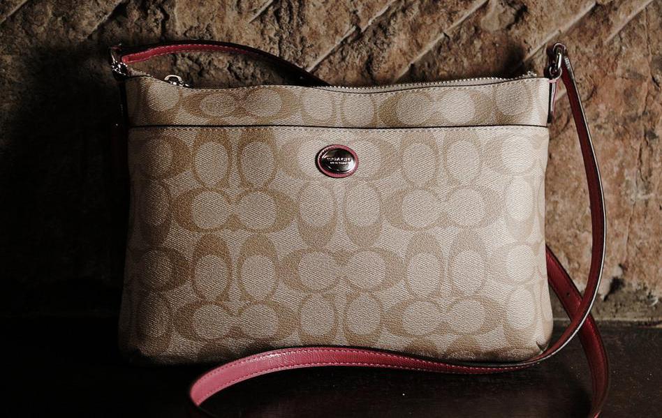 What are Replica Purses? (with pictures)